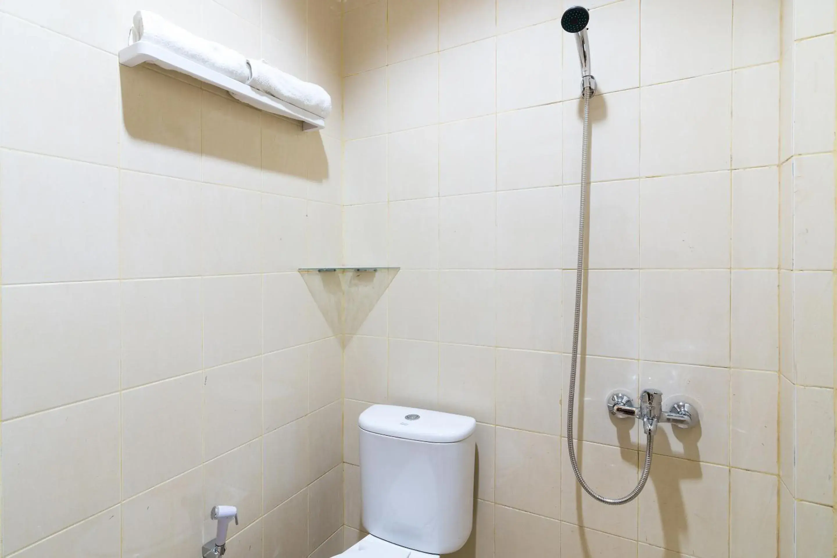 Bathroom in OYO 1431 Travel-inn