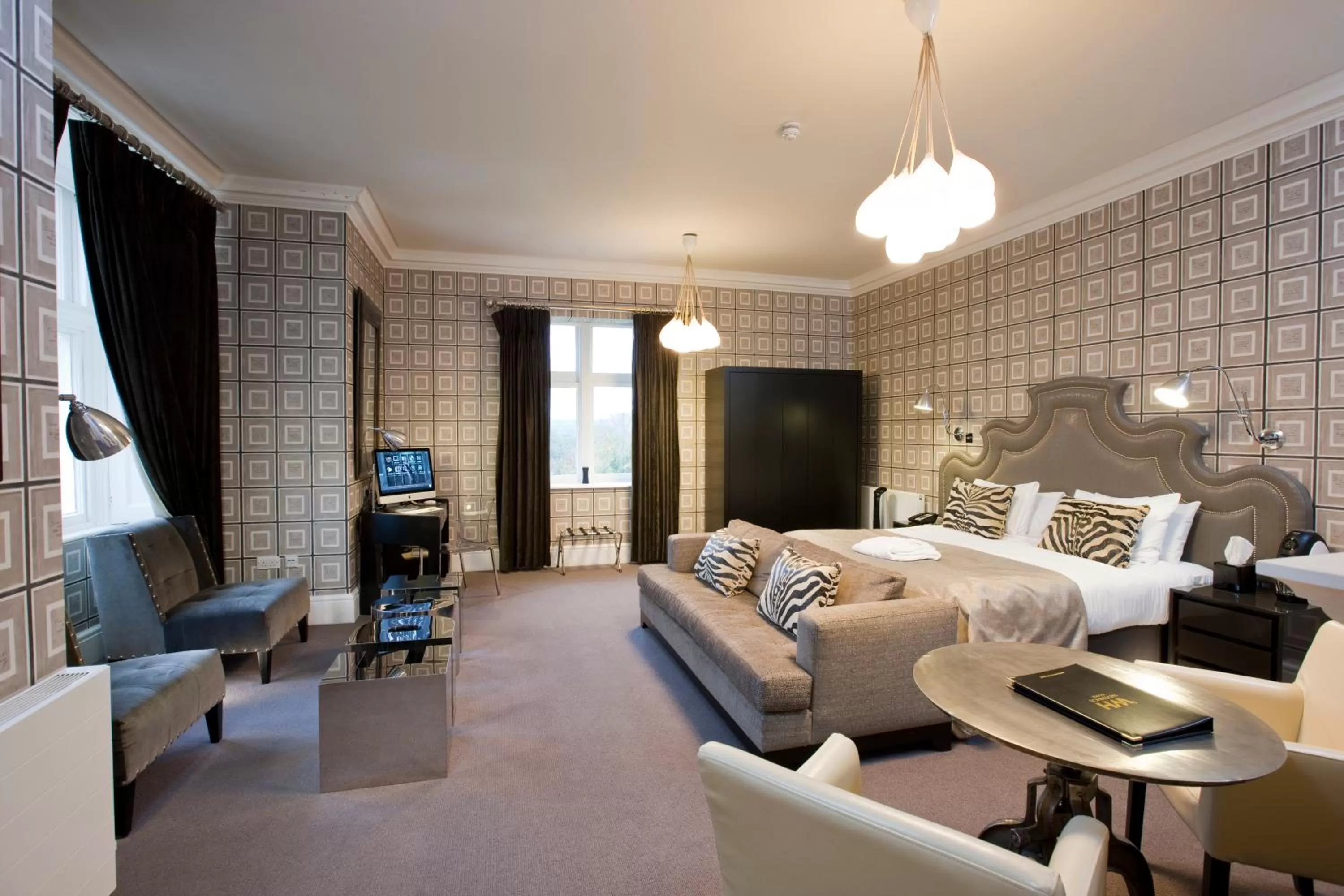 Bed in Wivenhoe House Hotel