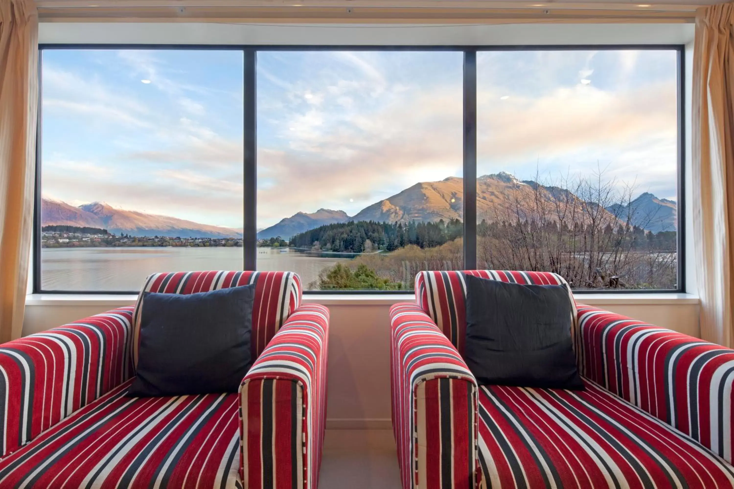 Living room, Mountain View in Apartments at Spinnaker Bay