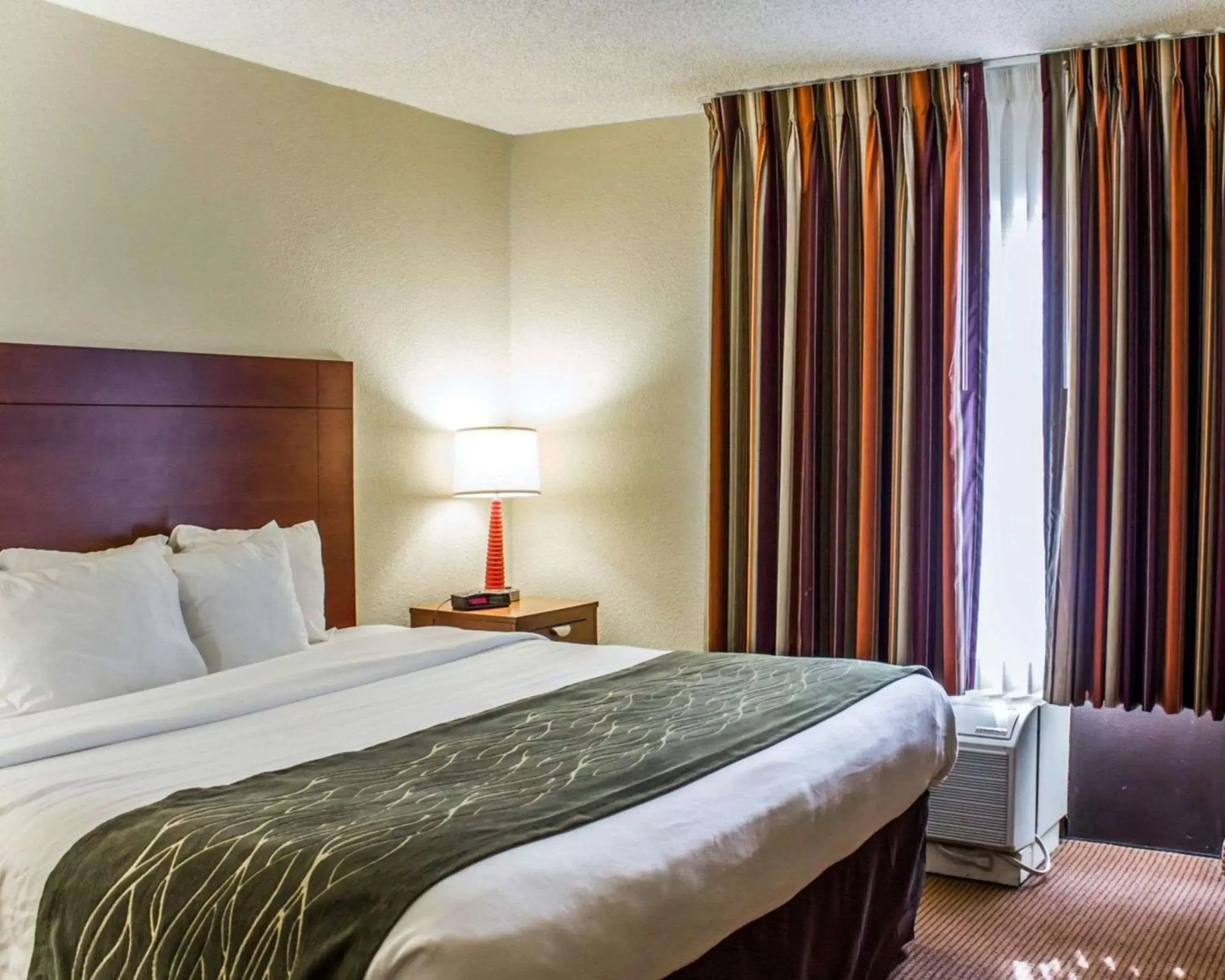 Photo of the whole room, Bed in Comfort Inn Fayetteville West Near Fort Liberty