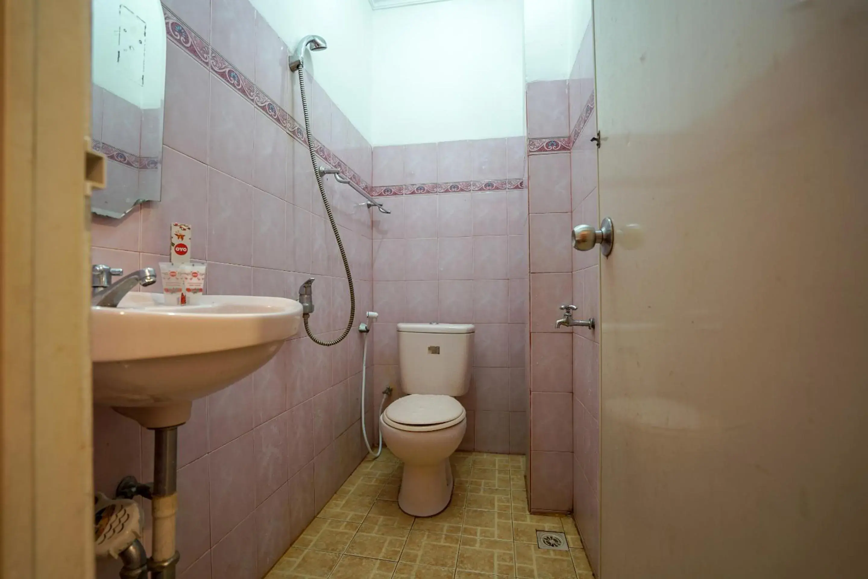 Bathroom in OYO 1173 Hotel Shofa Marwah