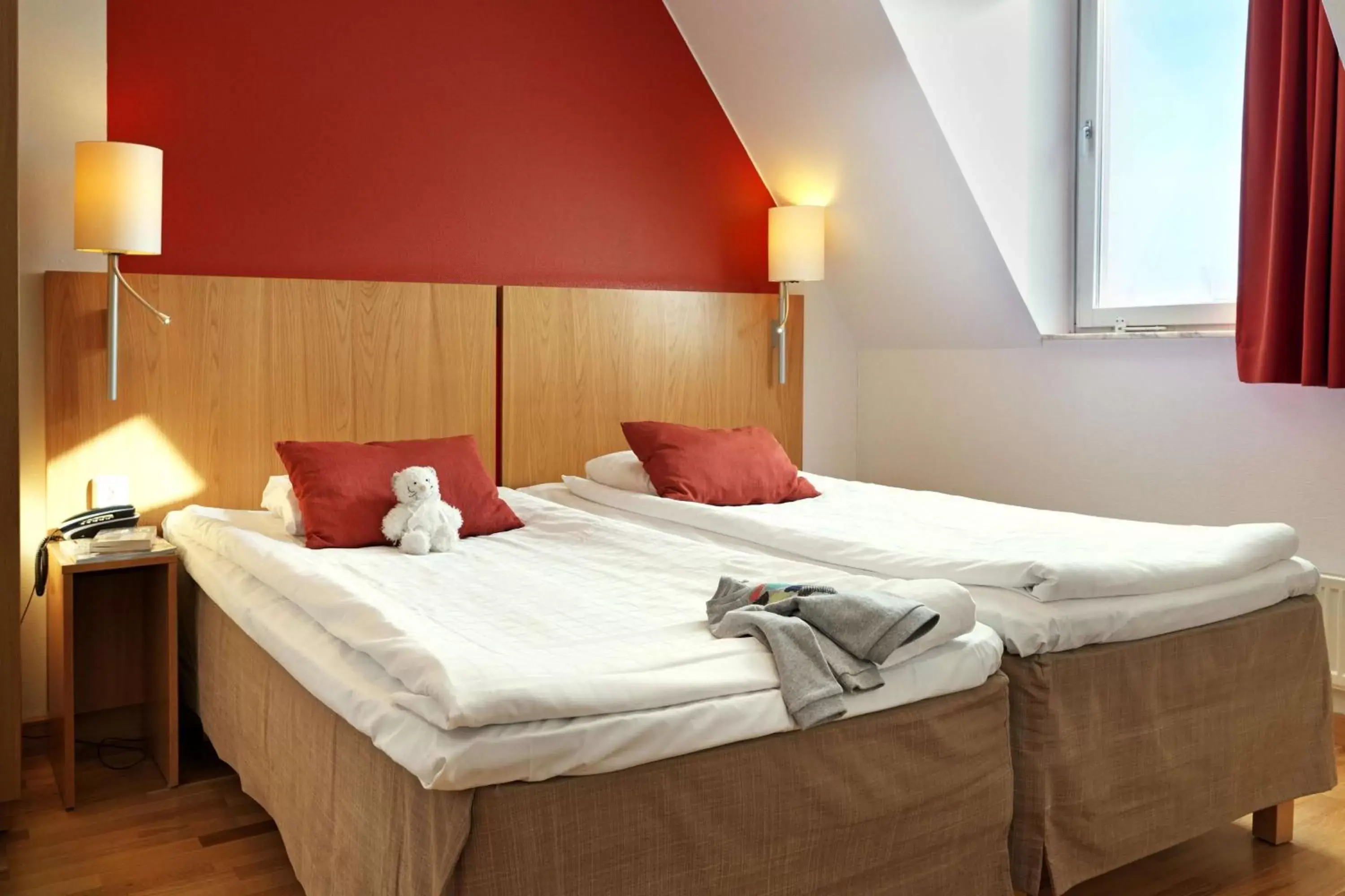 Photo of the whole room, Bed in Scandic Star Lund