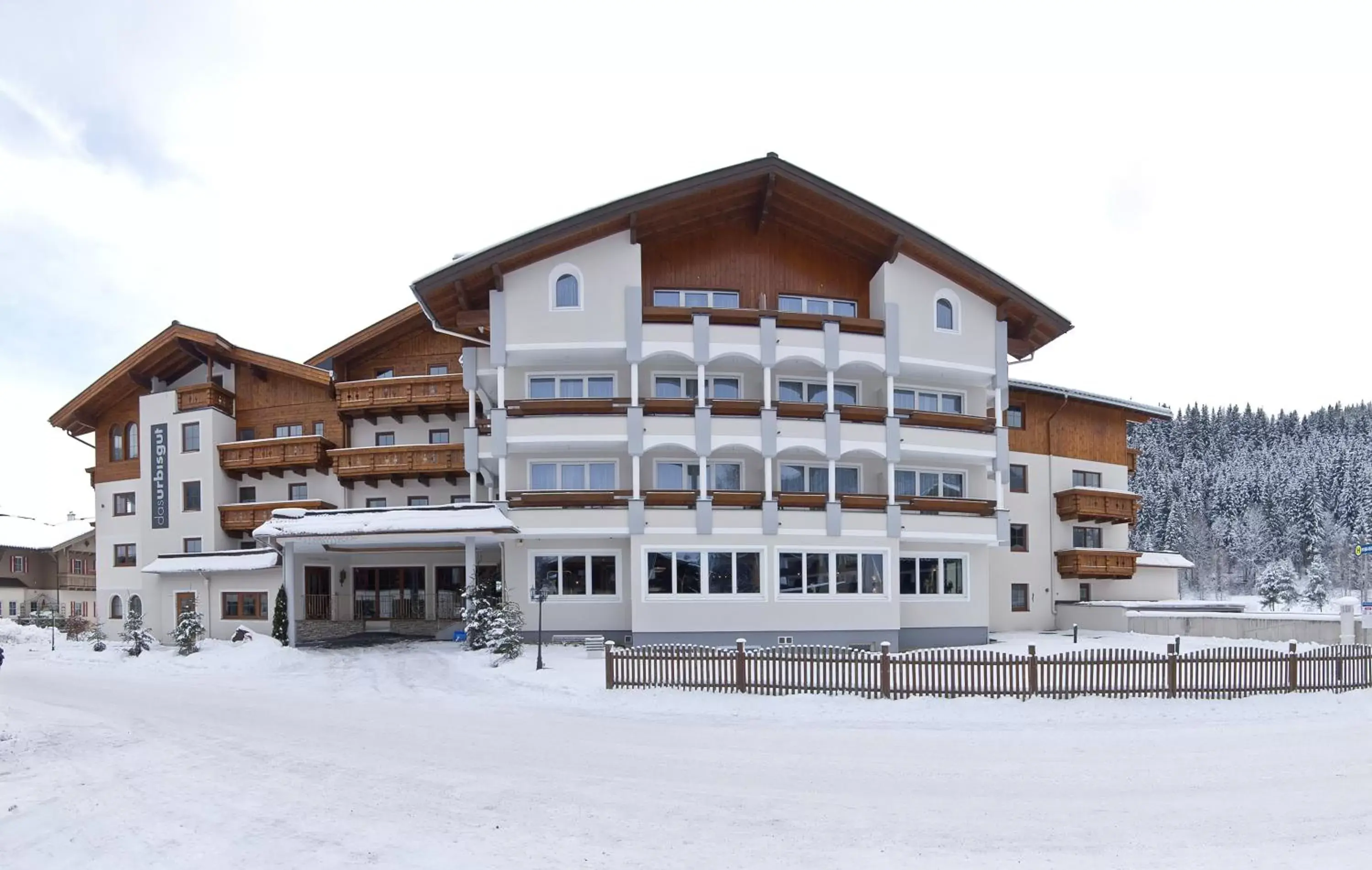 Facade/entrance, Winter in Hotel Das Urbisgut