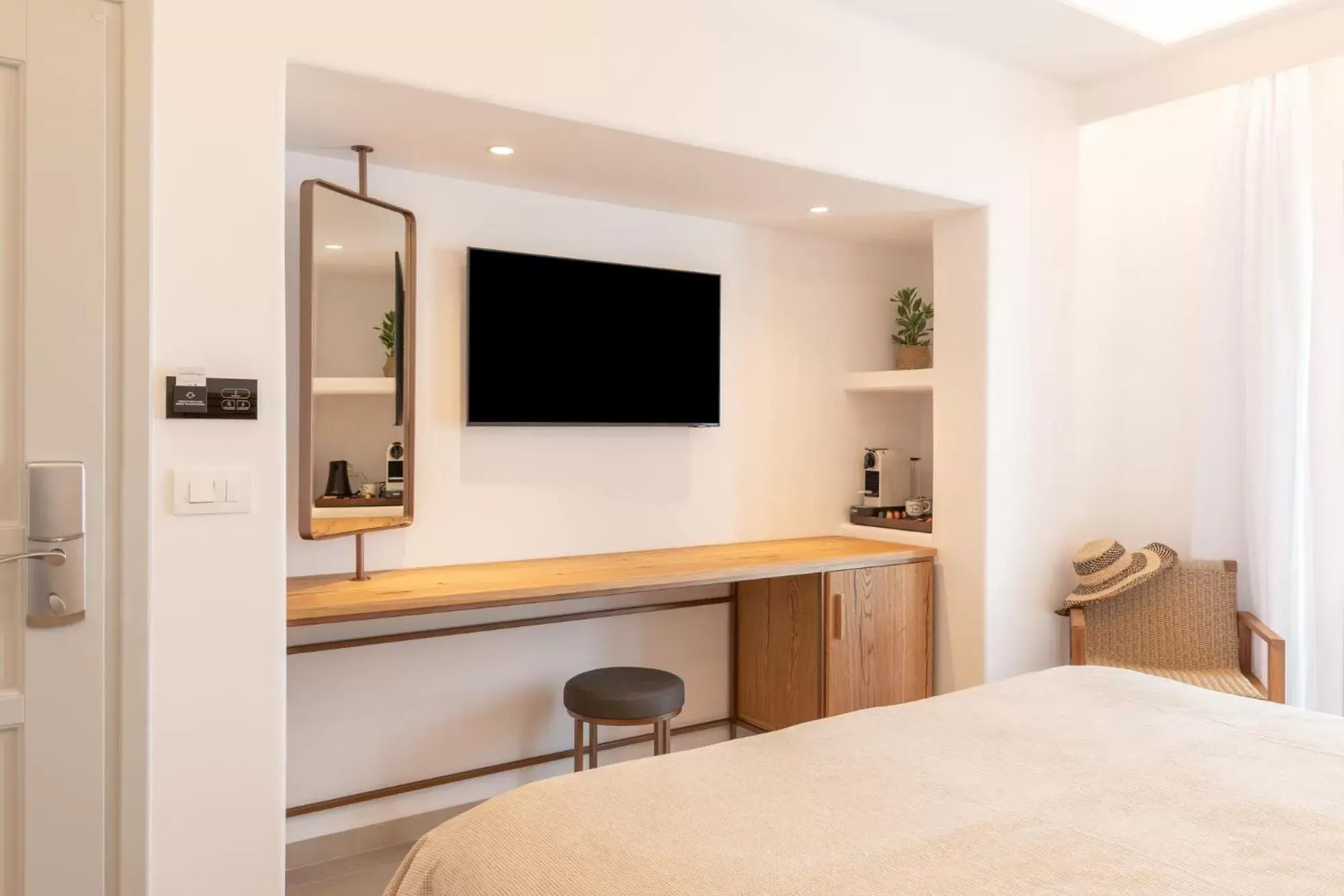 TV and multimedia, Bed in Elena Hotel Mykonos TV and multimedia, Bed in Elena Hotel Mykonos