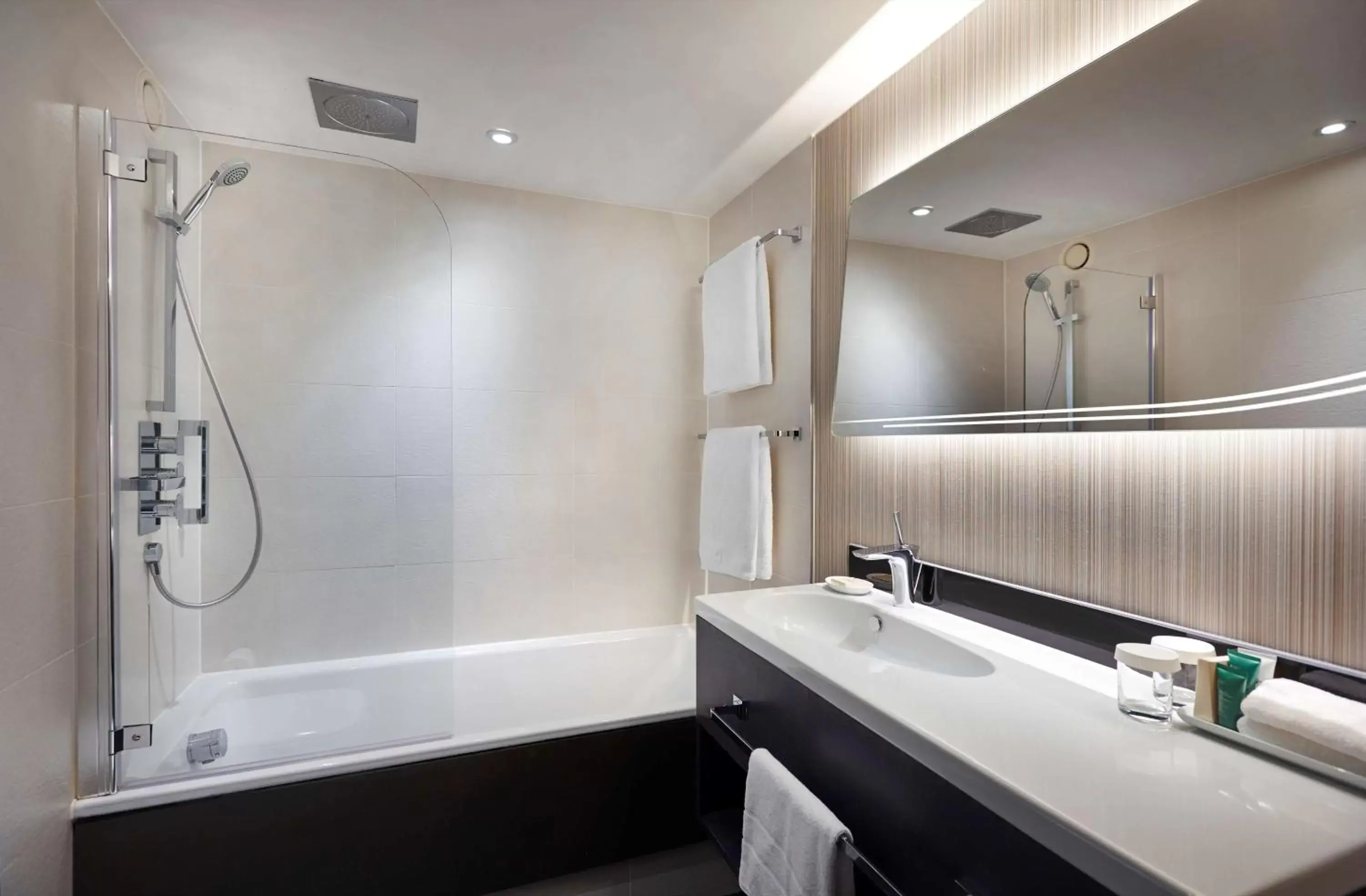 Bathroom in Hilton London Heathrow Airport
