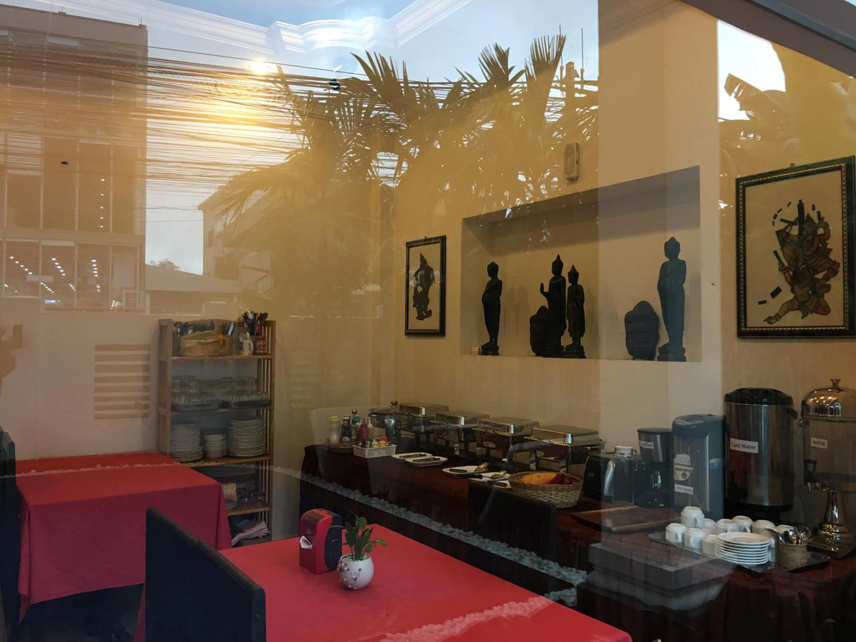 Restaurant/places to eat in King Boutique Hotel