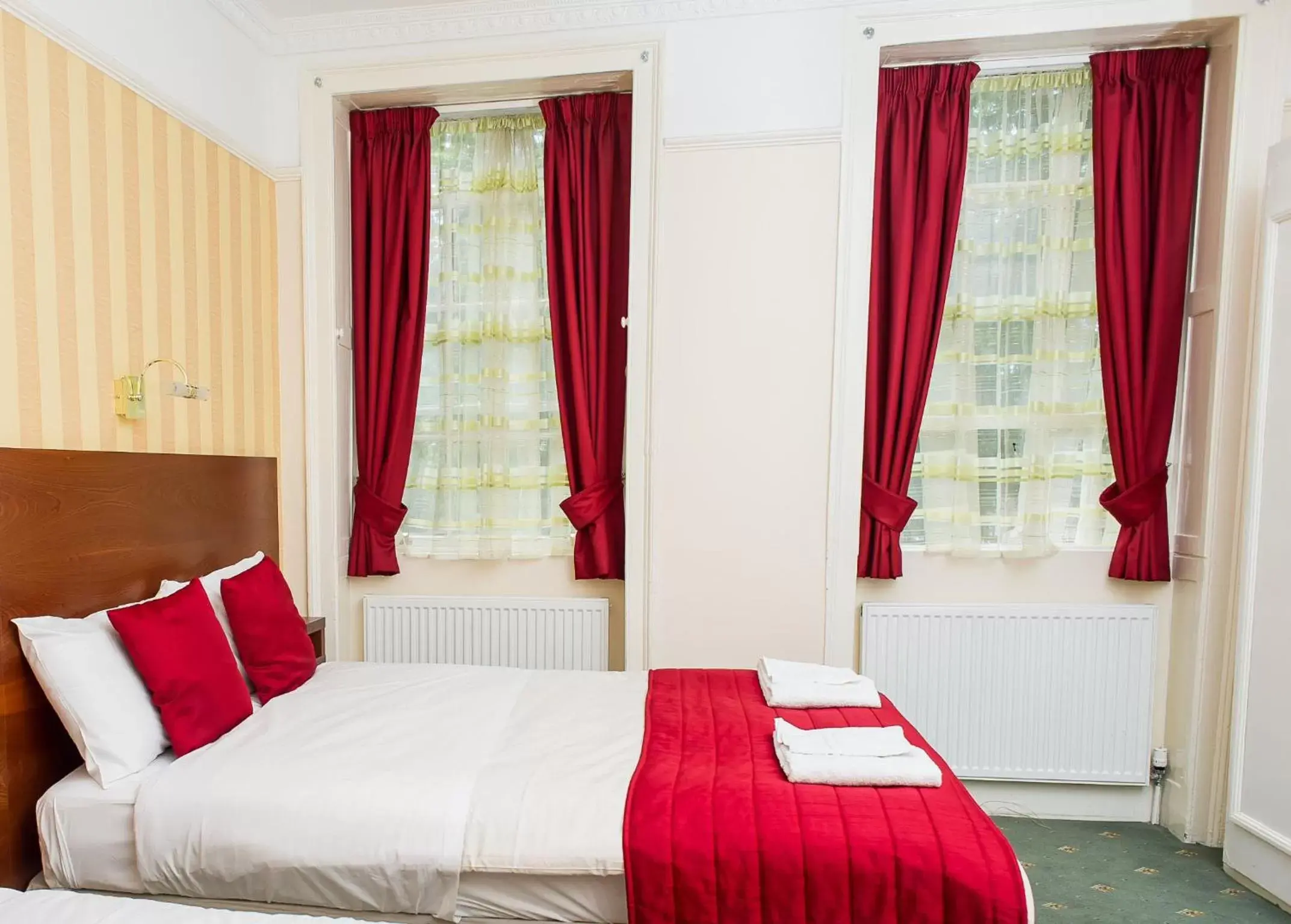 Bedroom, Bed in Avonmore Hotel