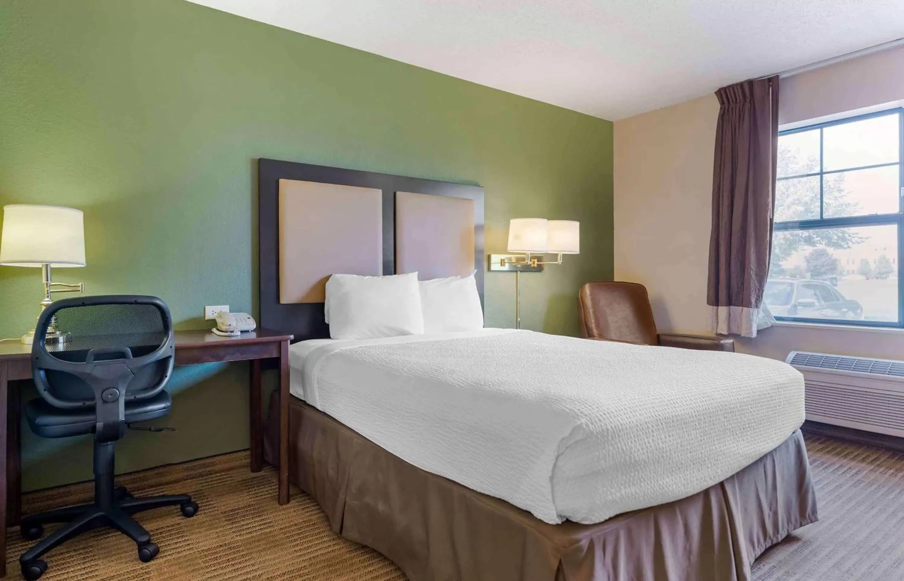 Bedroom, Bed in Extended Stay America Suites - Chicago - Hanover Park