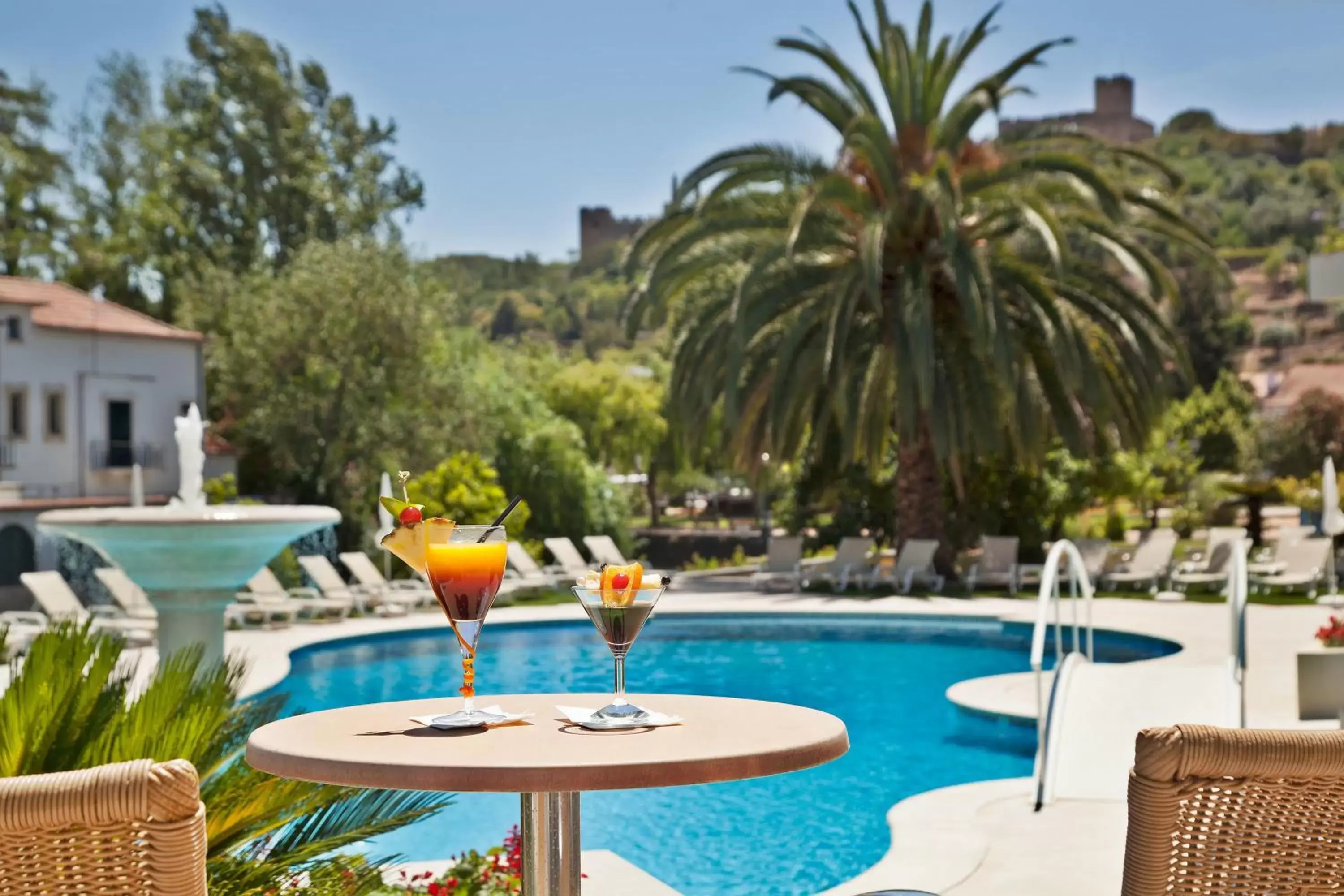 Lounge or bar, Swimming Pool in Hotel Dos Templarios