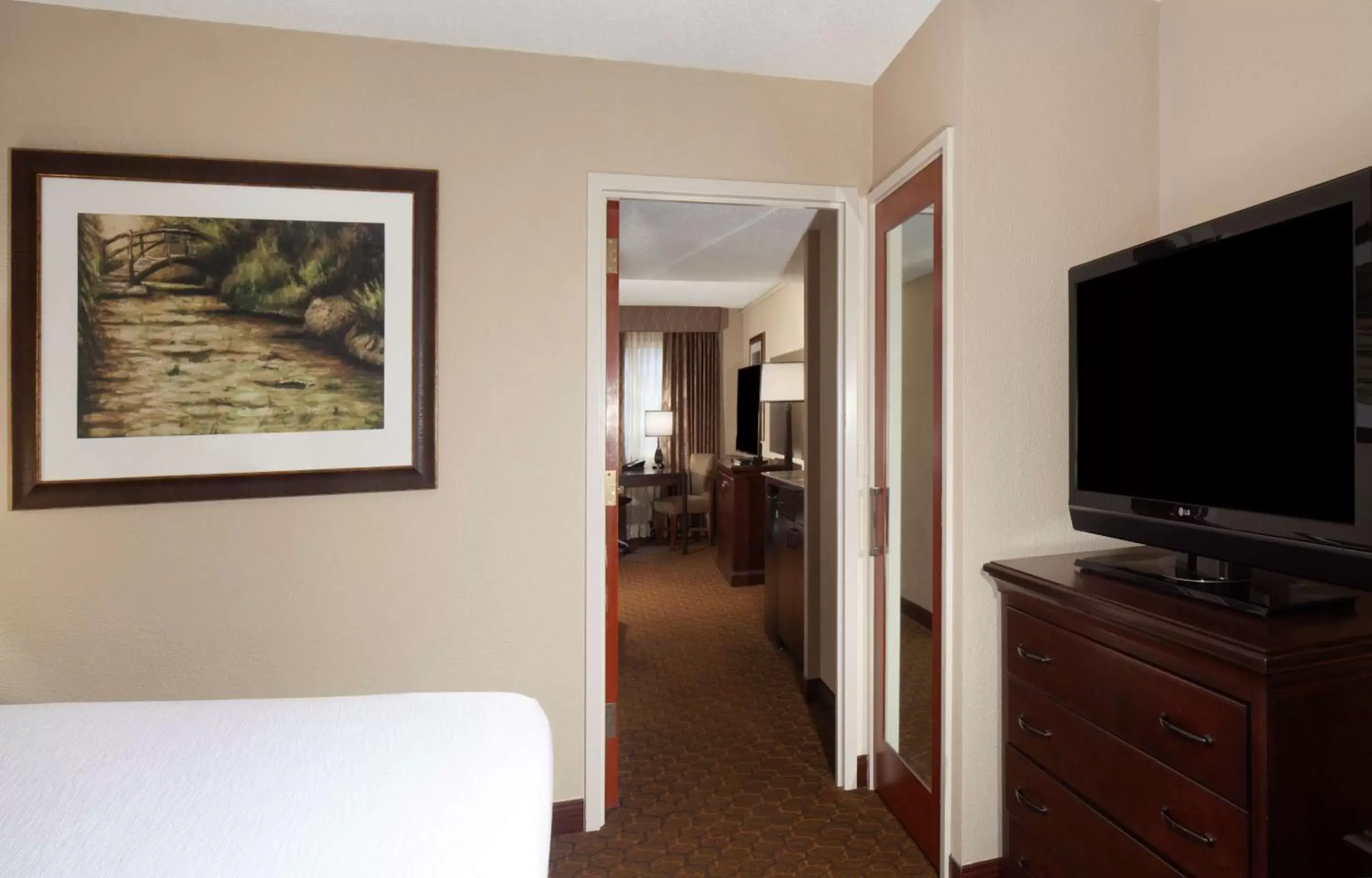 Bed, TV/Entertainment Center in Embassy Suites by Hilton Dallas Near the Galleria