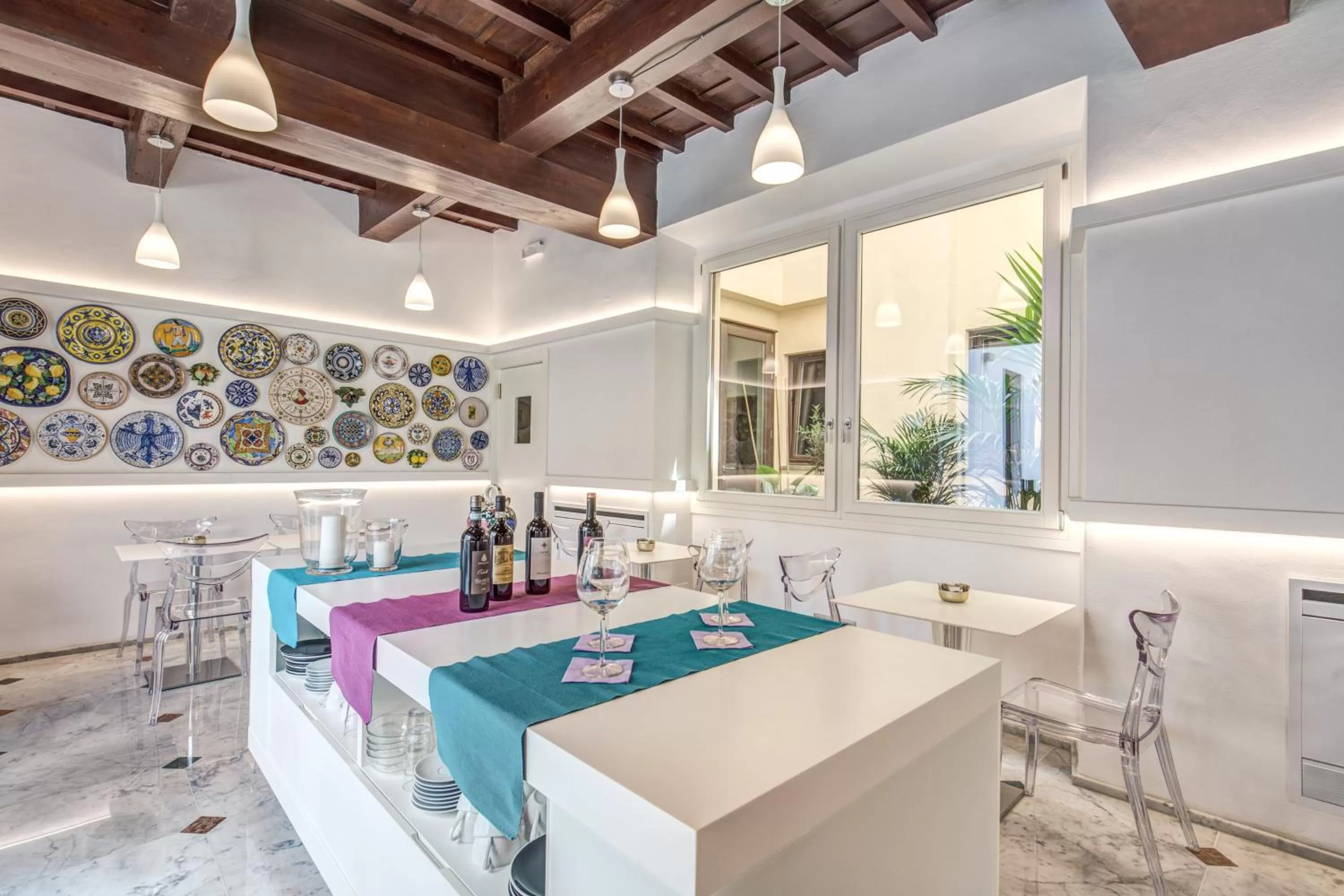 Restaurant/places to eat in Hotel Boston