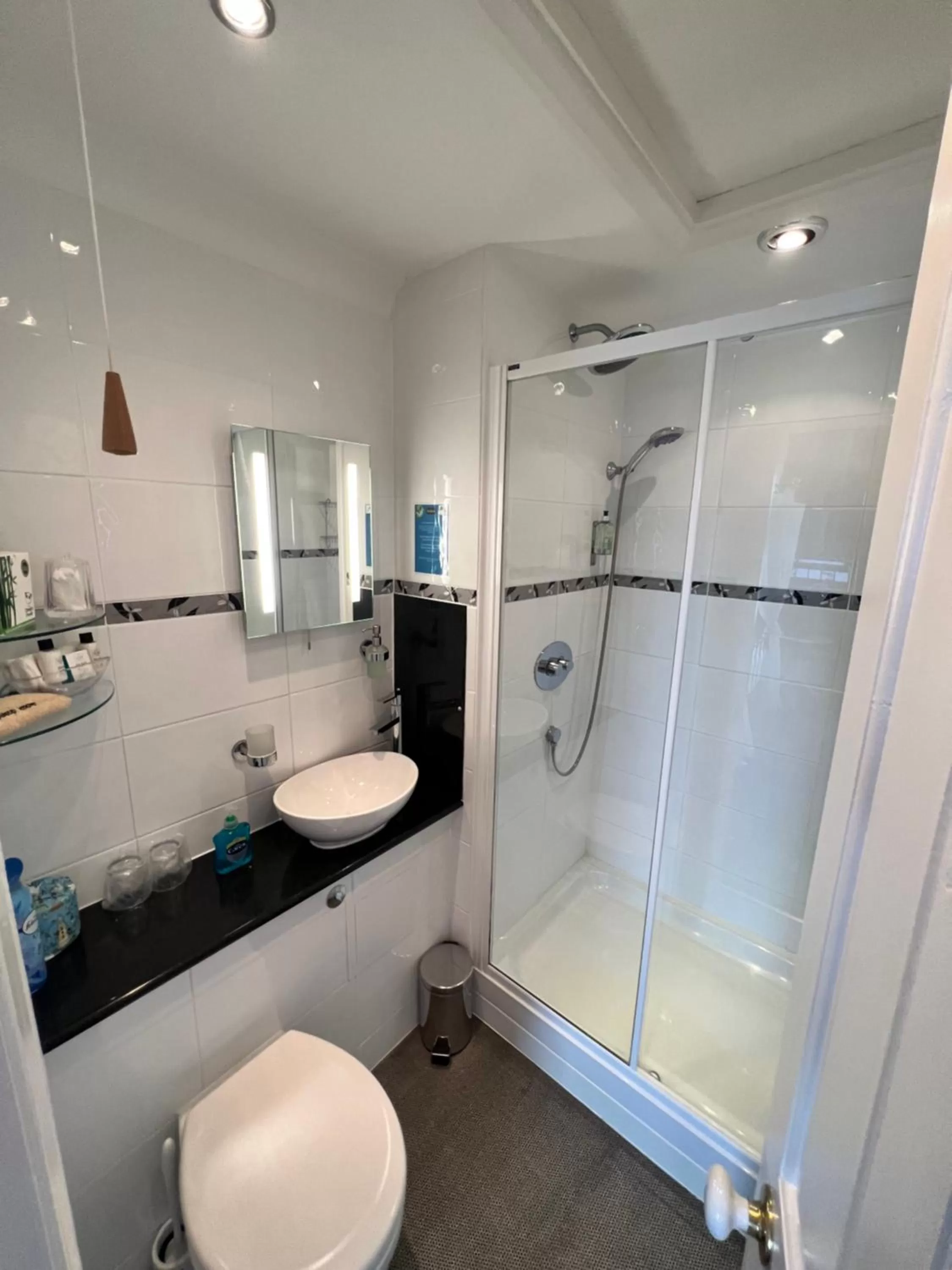 Property building, Bathroom in Birkdale Guest House