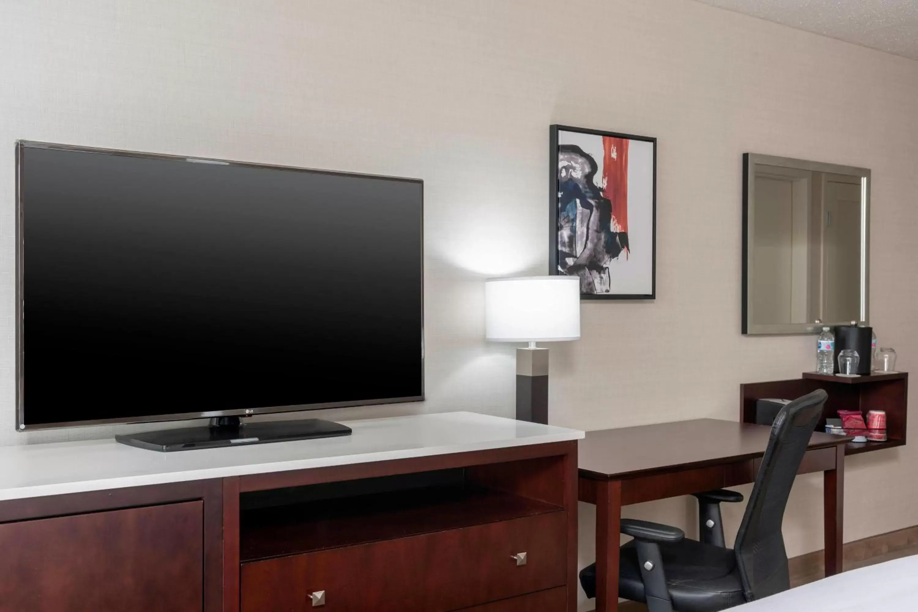 Photo of the whole room, TV/Entertainment Center in Delta Hotels by Marriott Kalamazoo Conference Center