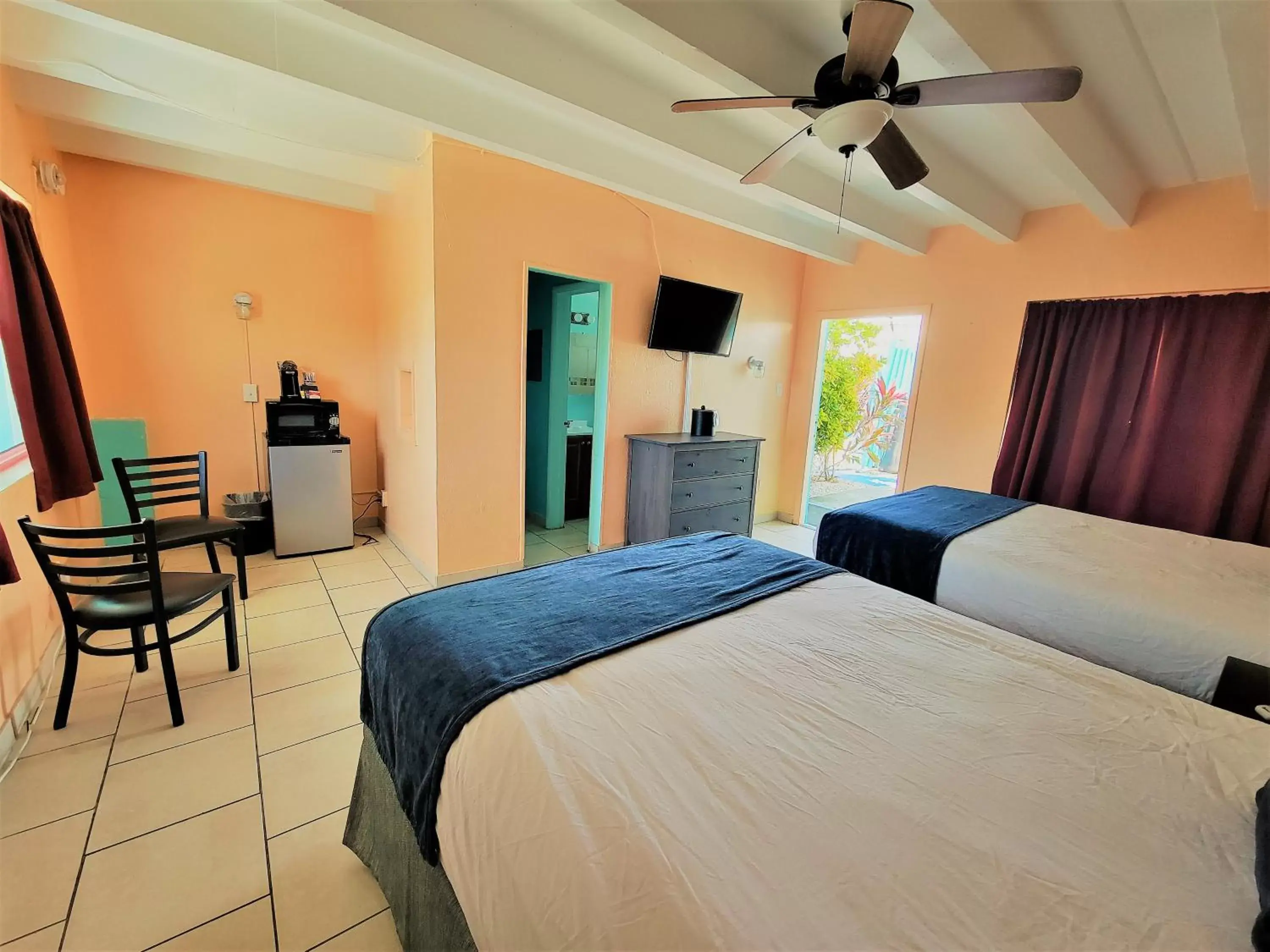 Property building, Bed in Looe Key Reef Resort and Dive Center