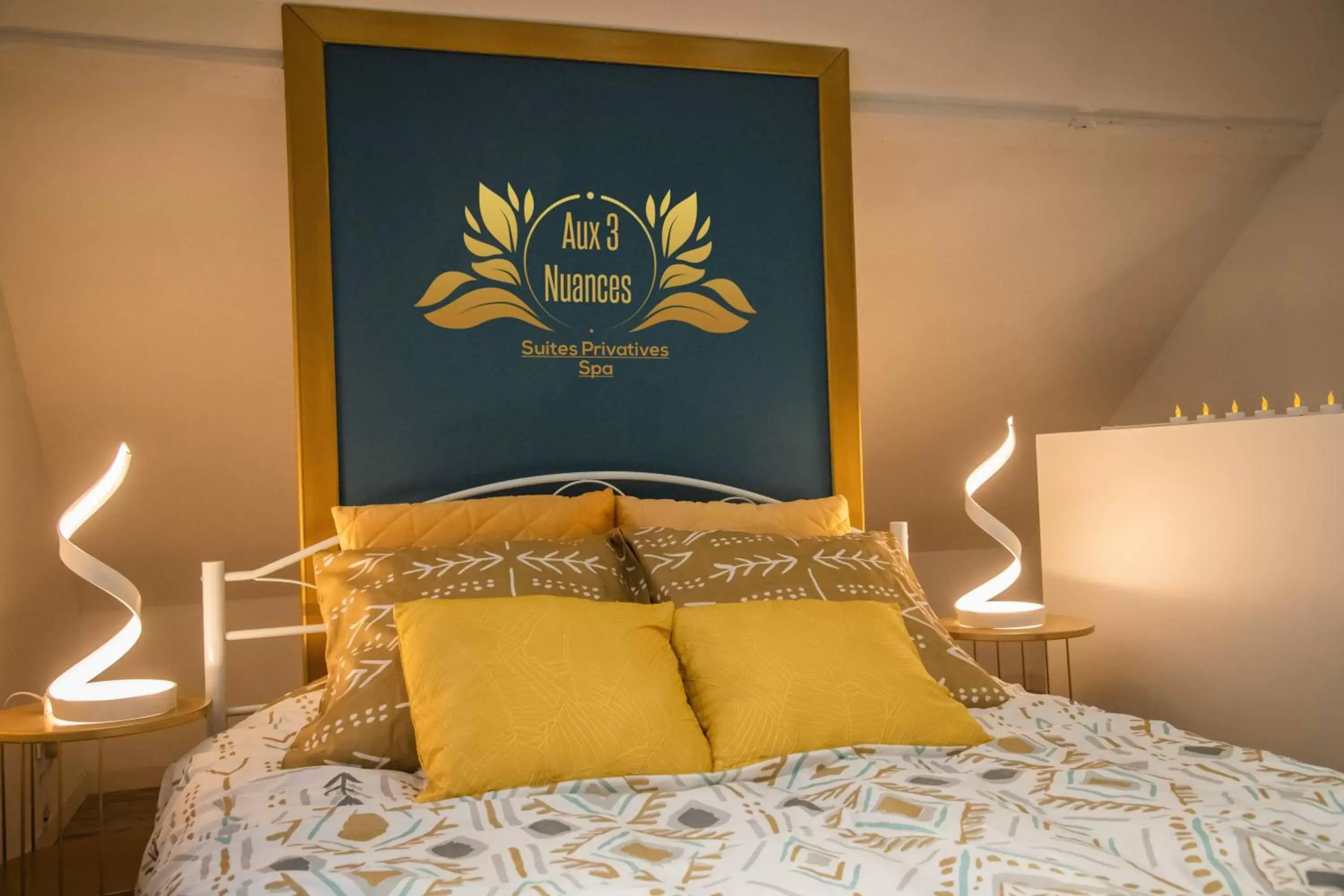 Bedroom in Aux 3 Nuances Suites Privatives & Spa