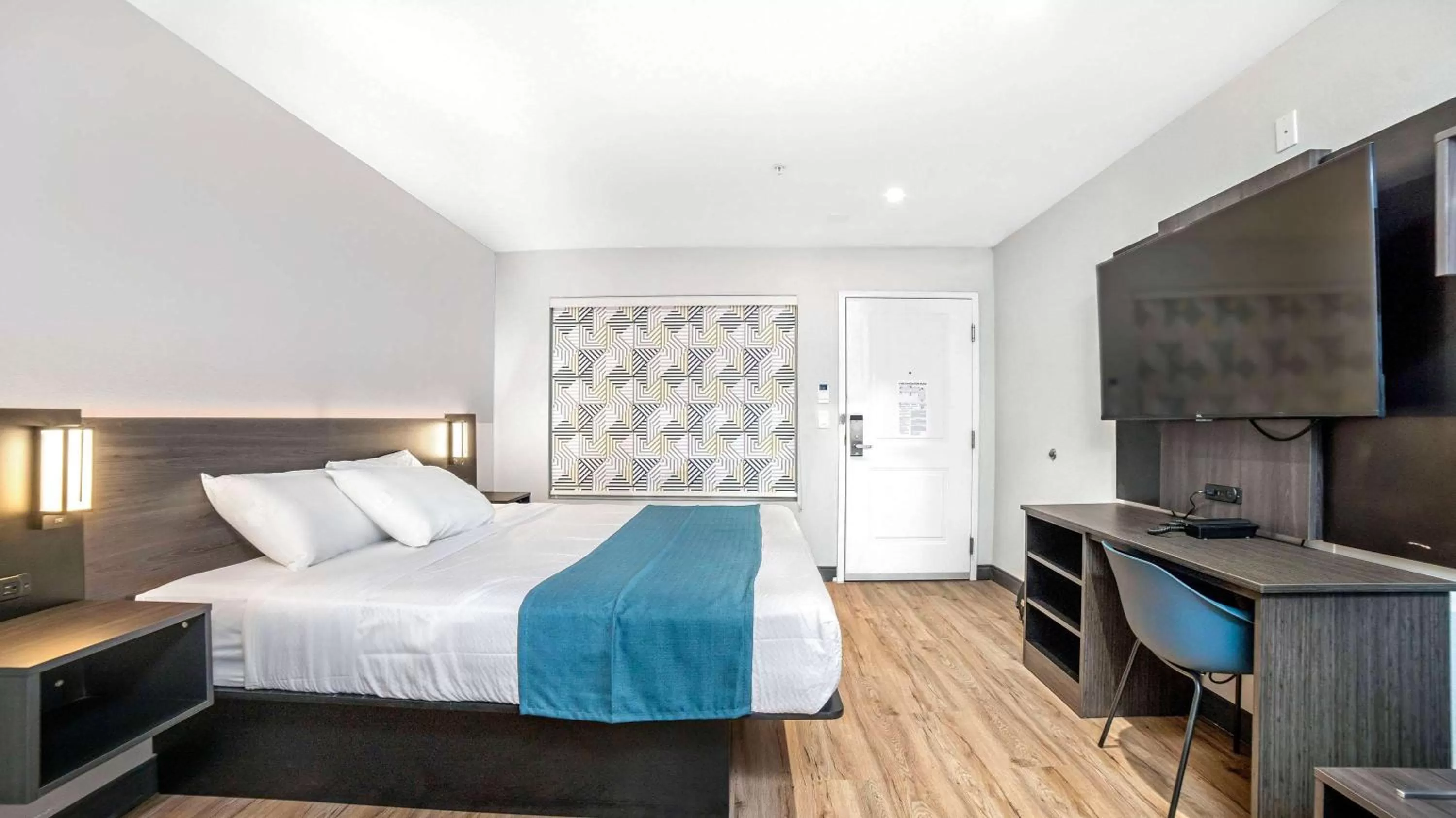 Bed in Studio 6 Suites Stockton, CA Waterfront