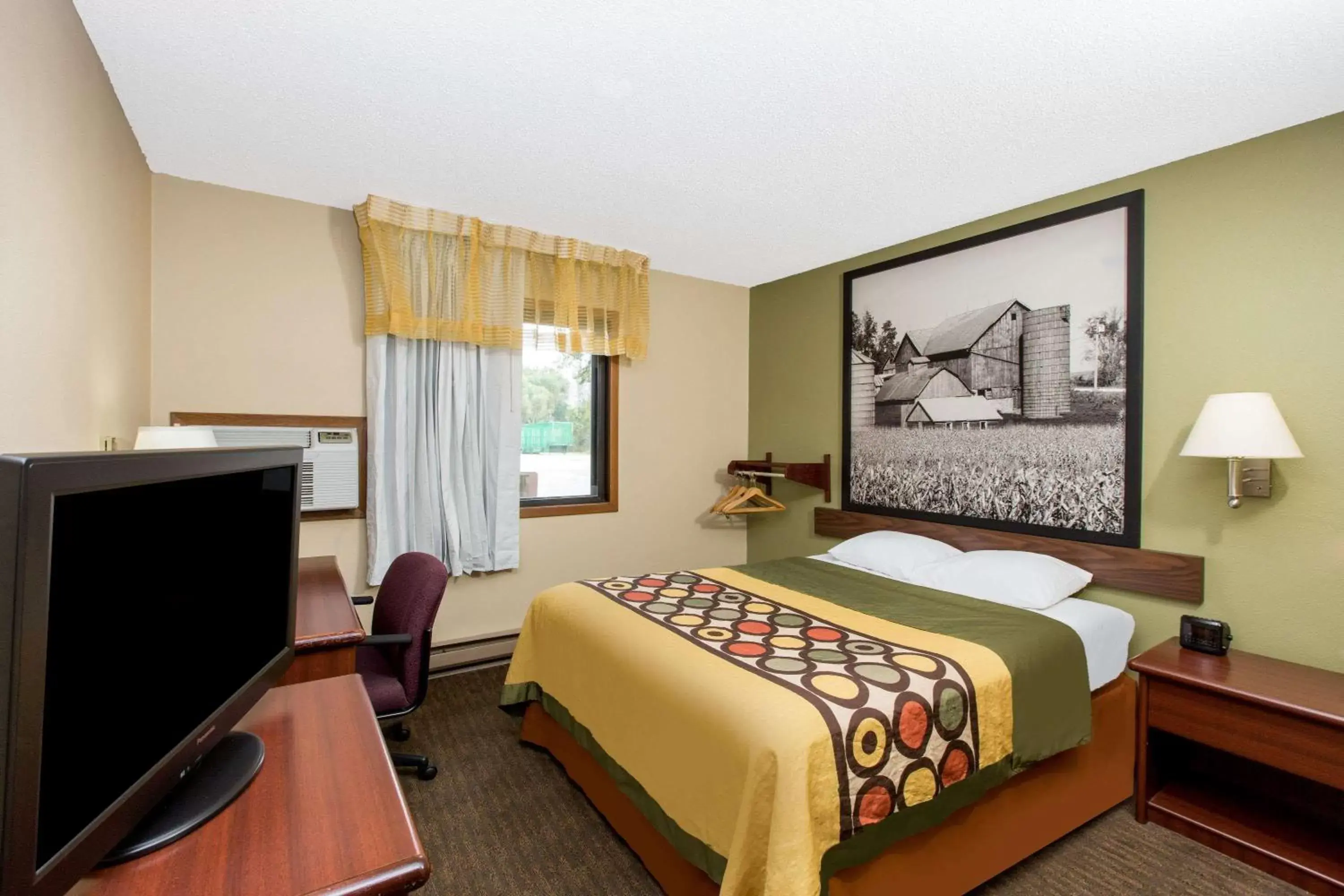 Photo of the whole room, Bed in Super 8 by Wyndham Fairmont