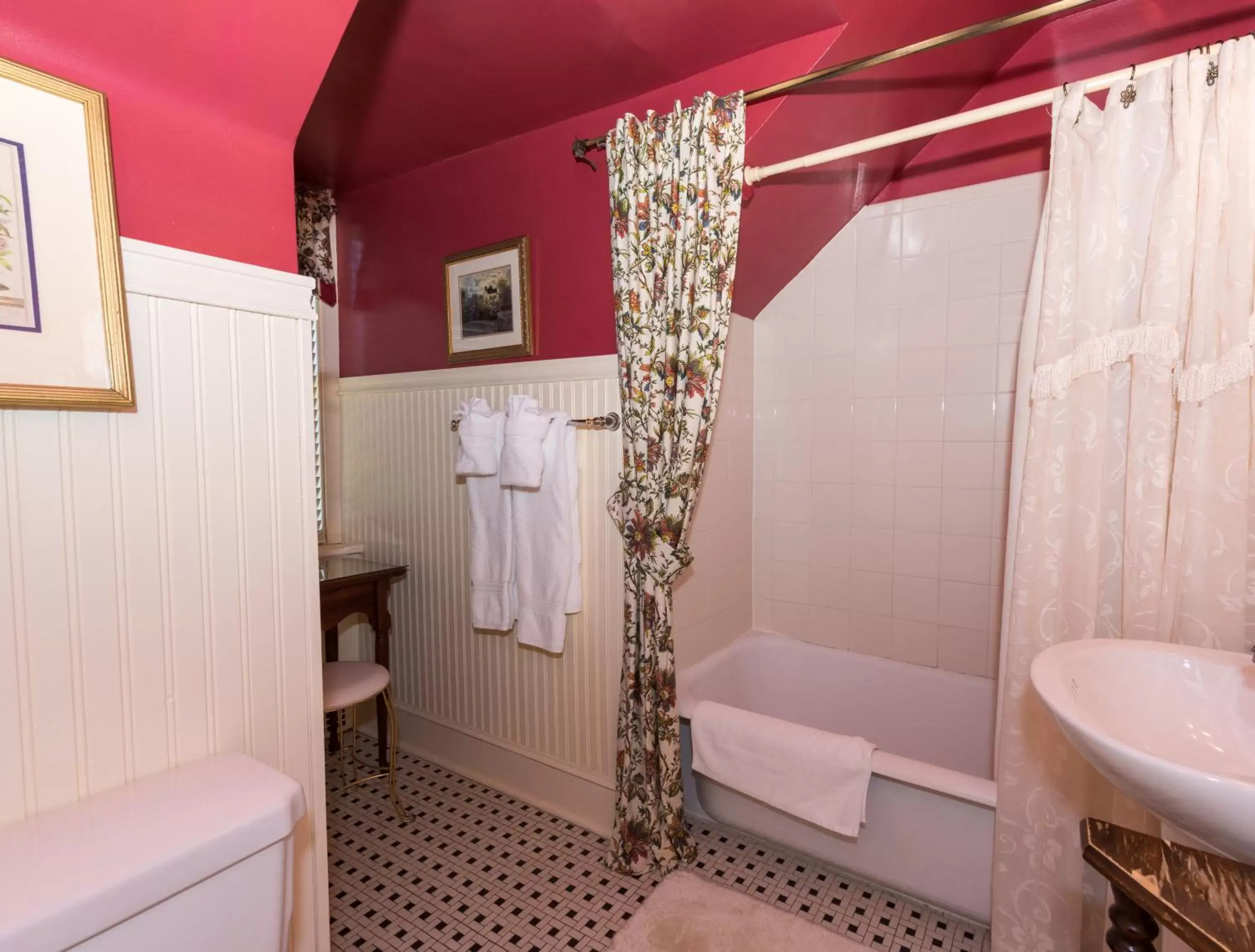 Bathroom in Cedars of Williamsburg Bed & Breakfast