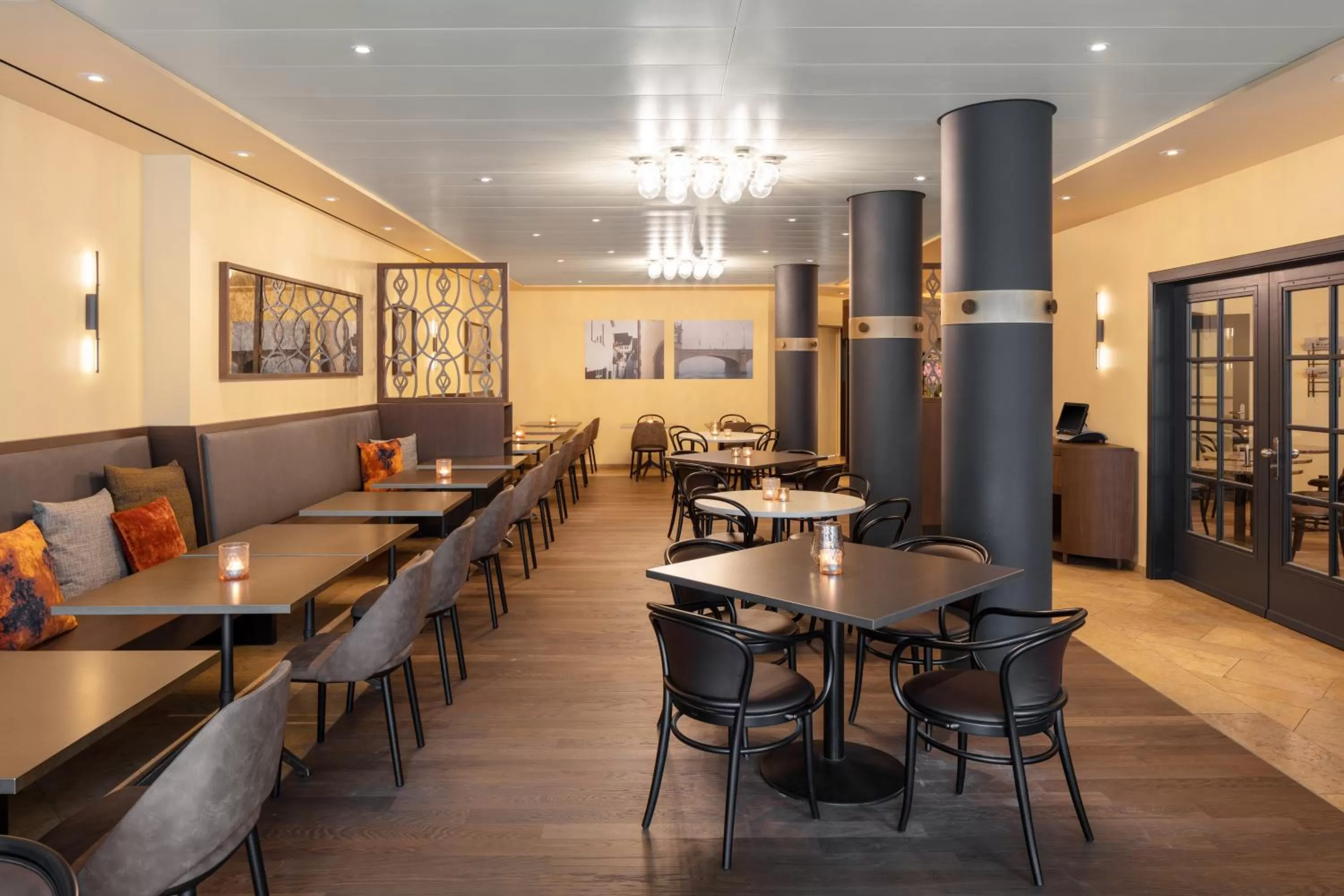 Restaurant/places to eat in Hotel Victoria