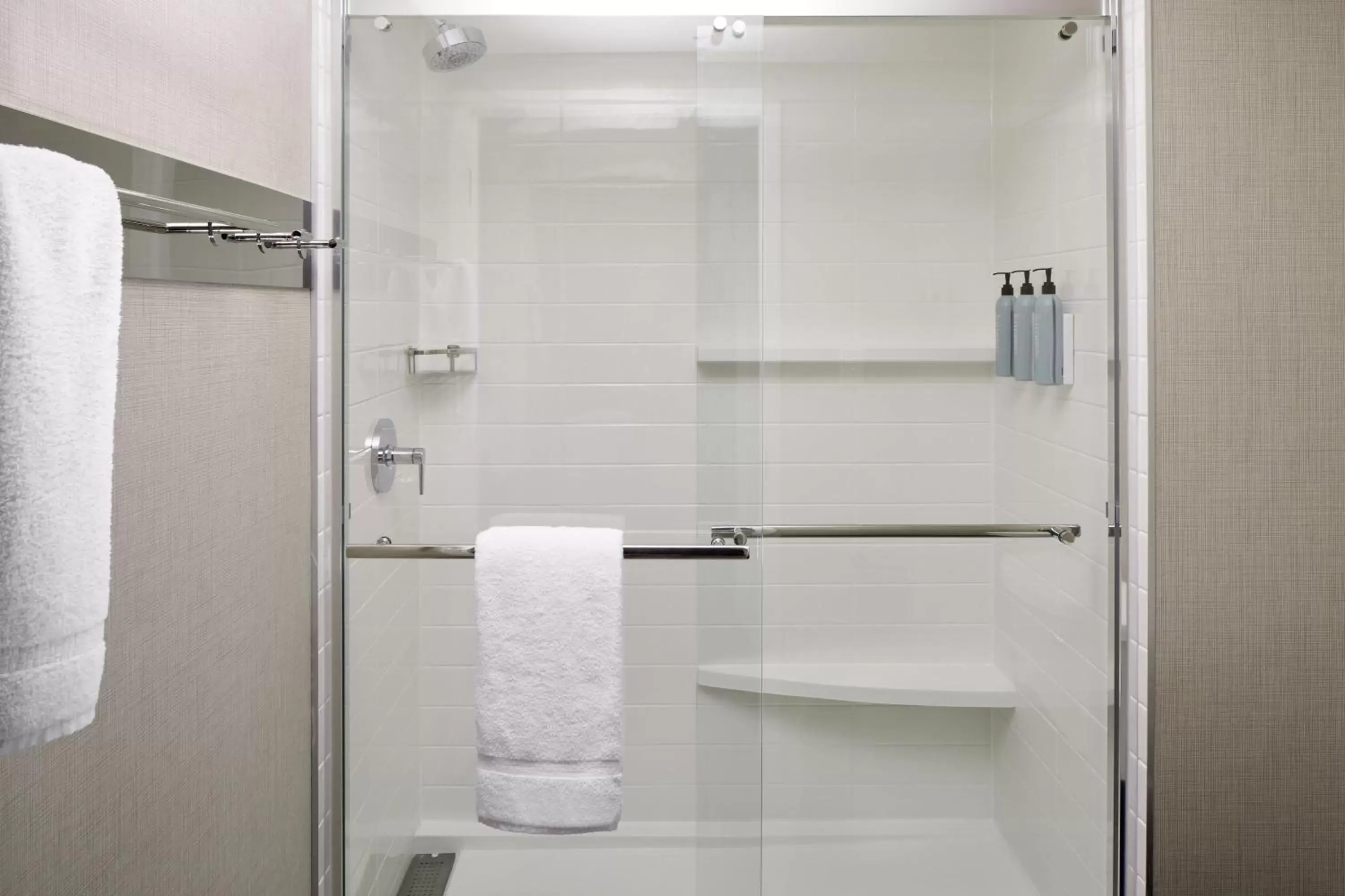 Photo of the whole room, Bathroom in Residence Inn by Marriott Montreal Airport