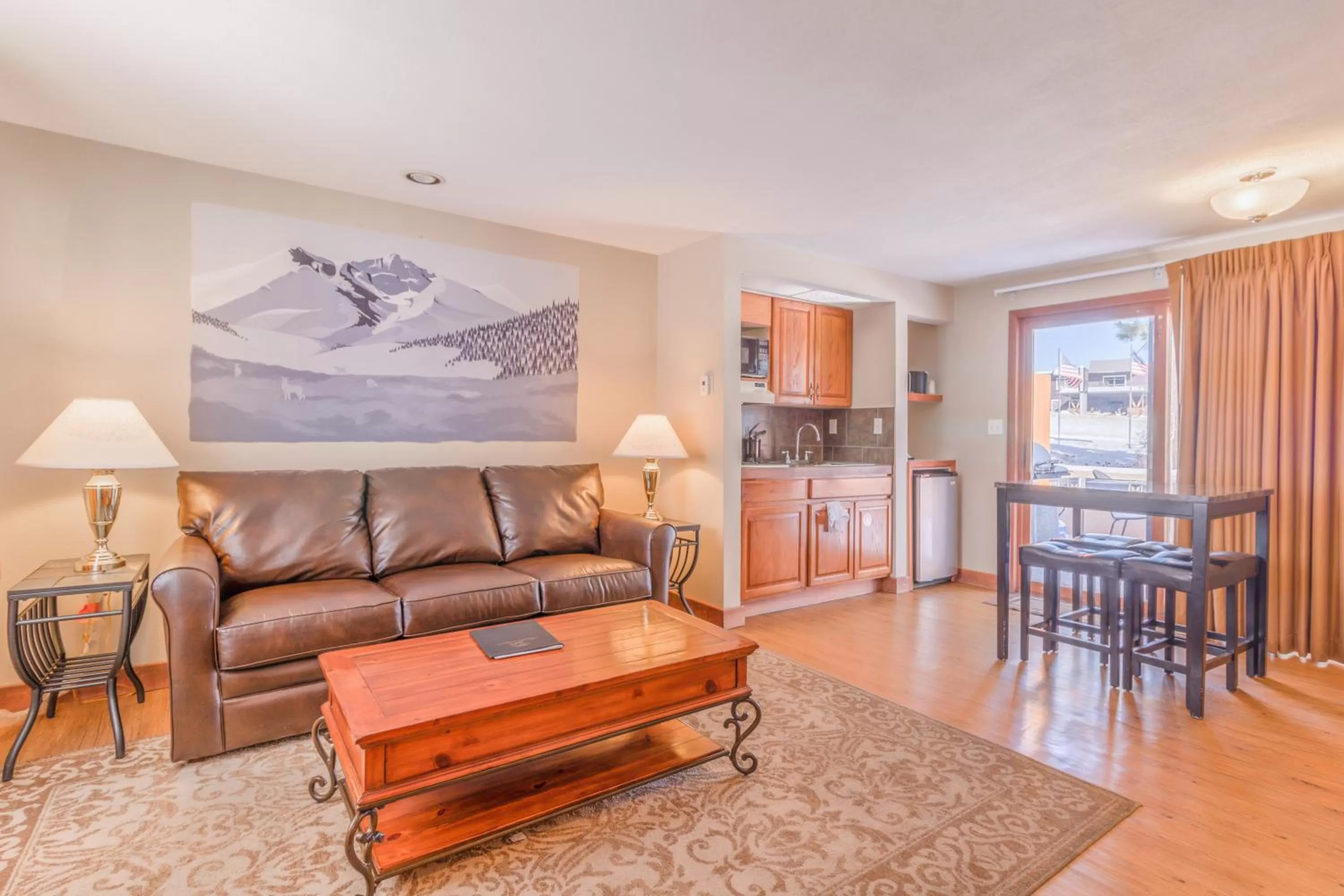 King Suite with Kitchenette 02 in Murphy's Resort