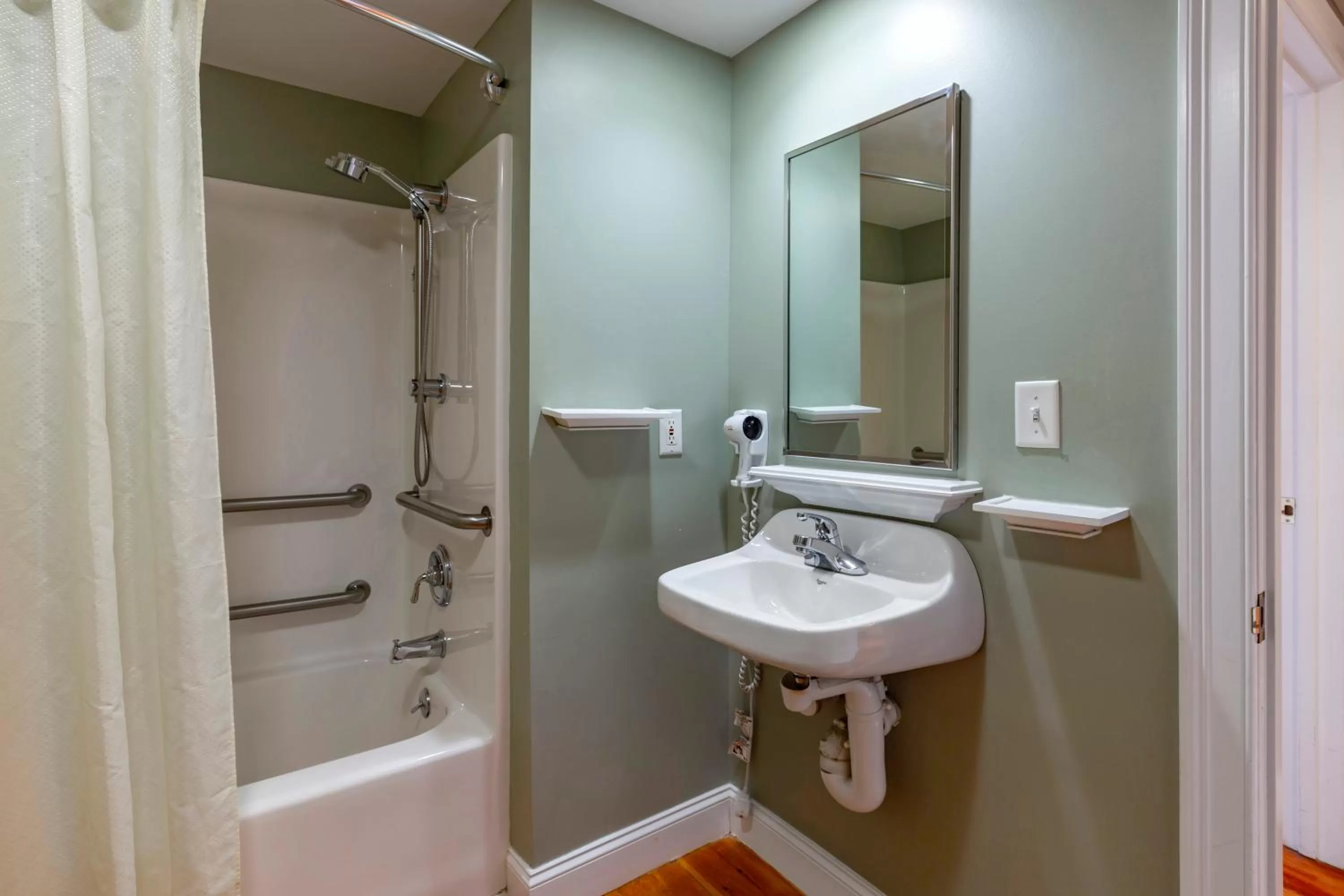 Bathroom in Essex Street Inn & Suites, an Ascend Collection Hotel