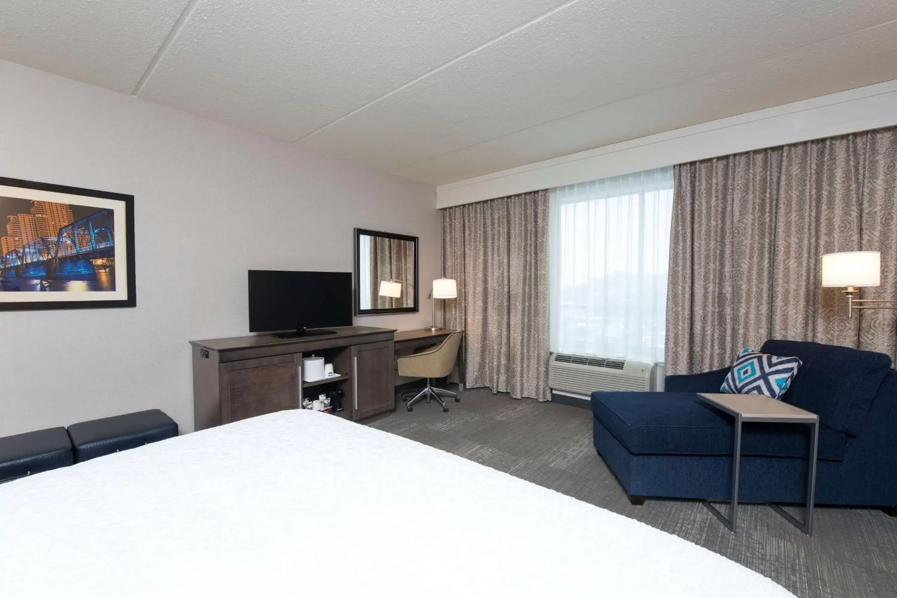 Bed, TV/Entertainment Center in Hampton Inn & Suites Grand Rapids Downtown