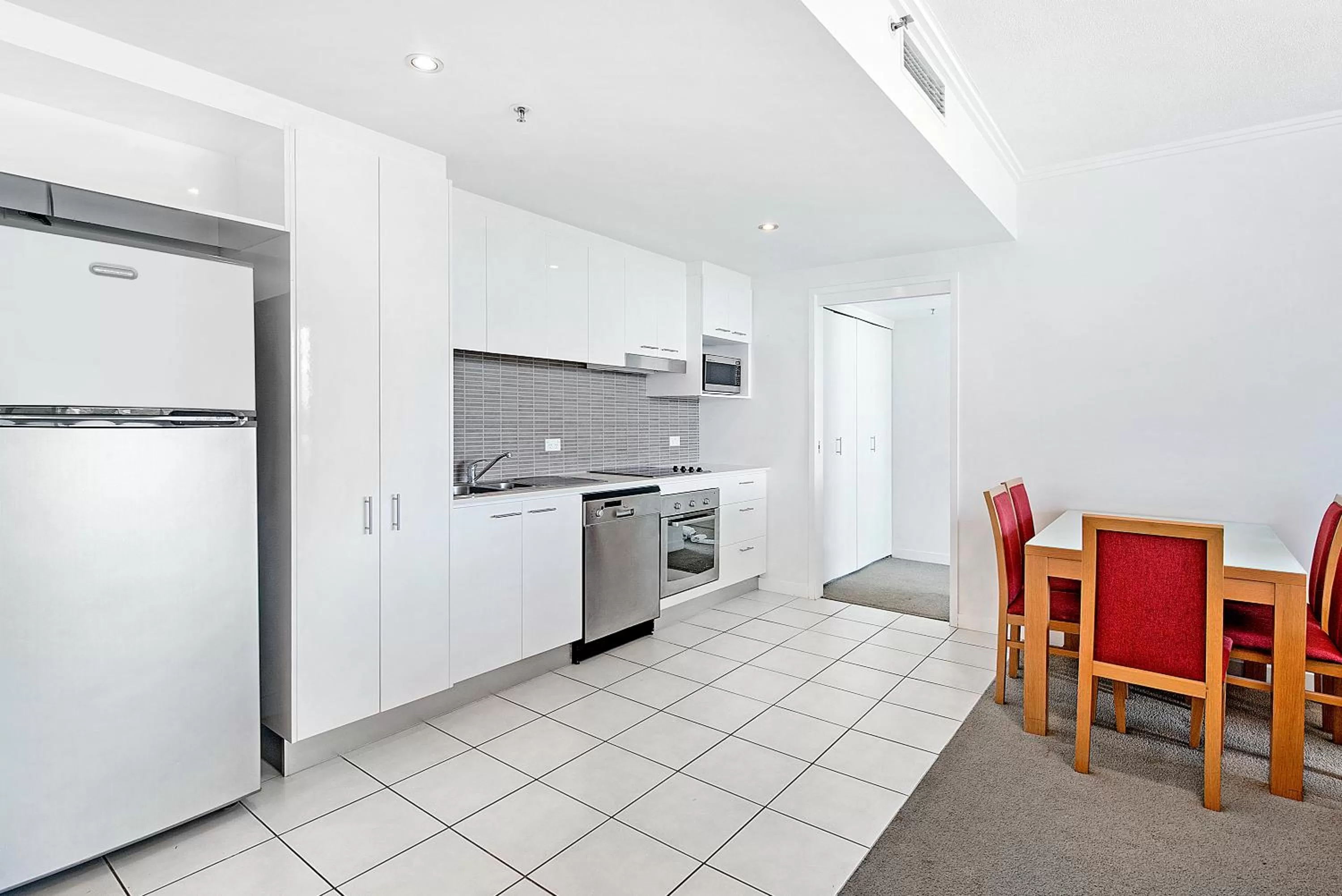 Kitchen or kitchenette in ULTIQA Freshwater Point Resort Broadbeach