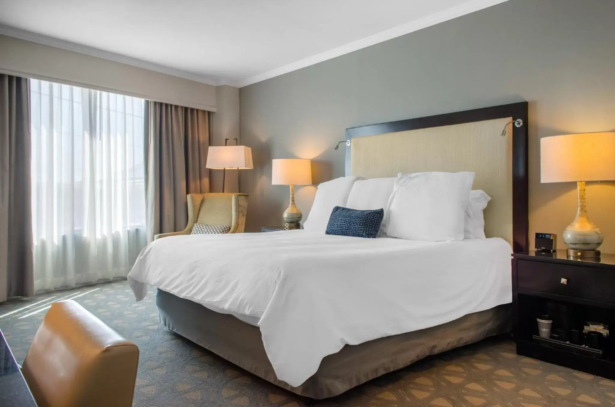 Photo of the whole room, Bed in Omni Riverfront New Orleans