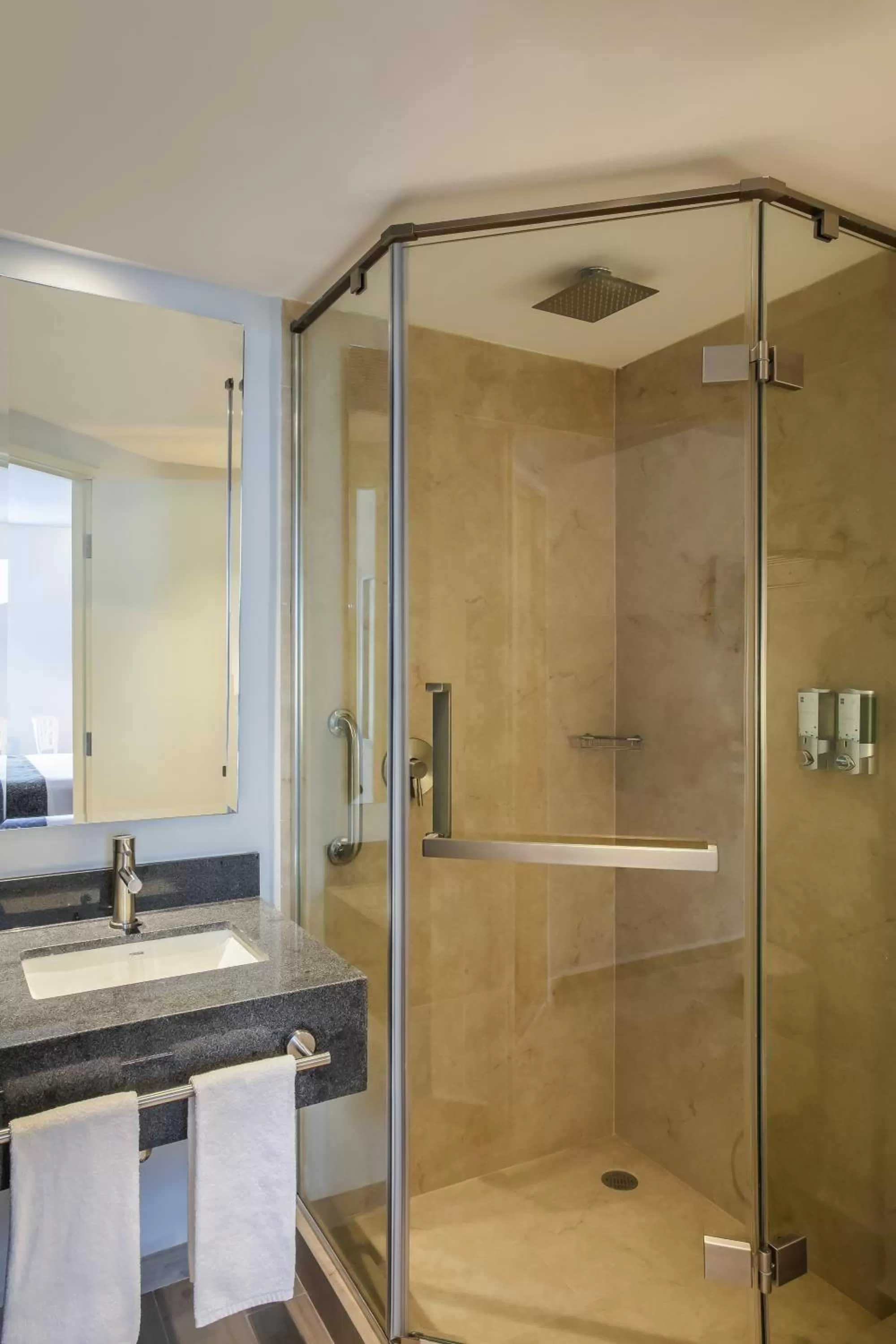 Standard Queen Room in One Monterrey Tecnologico