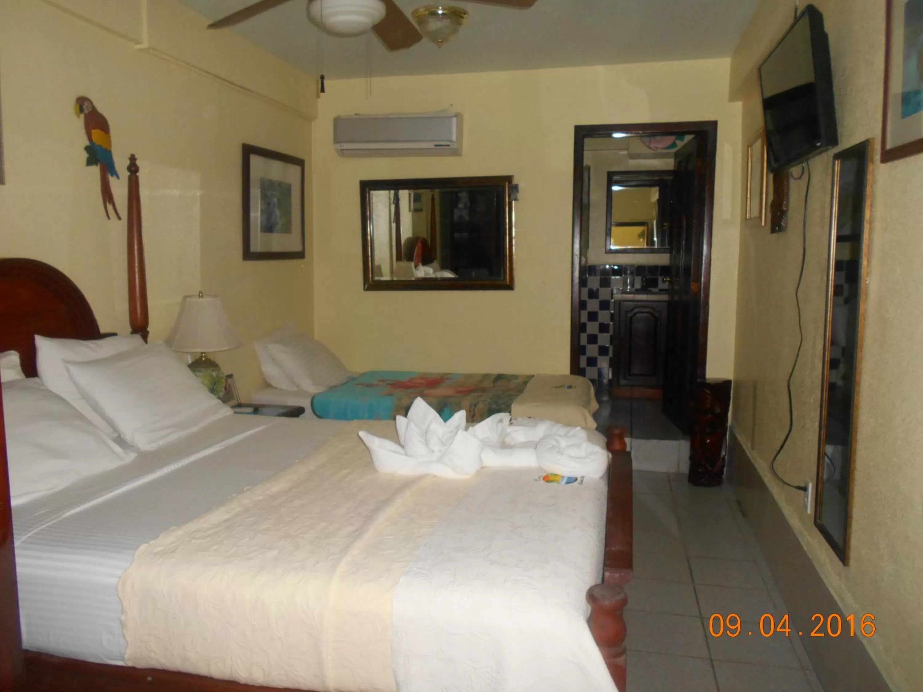Photo of the whole room, Bed in Alan's Paradise Hotel