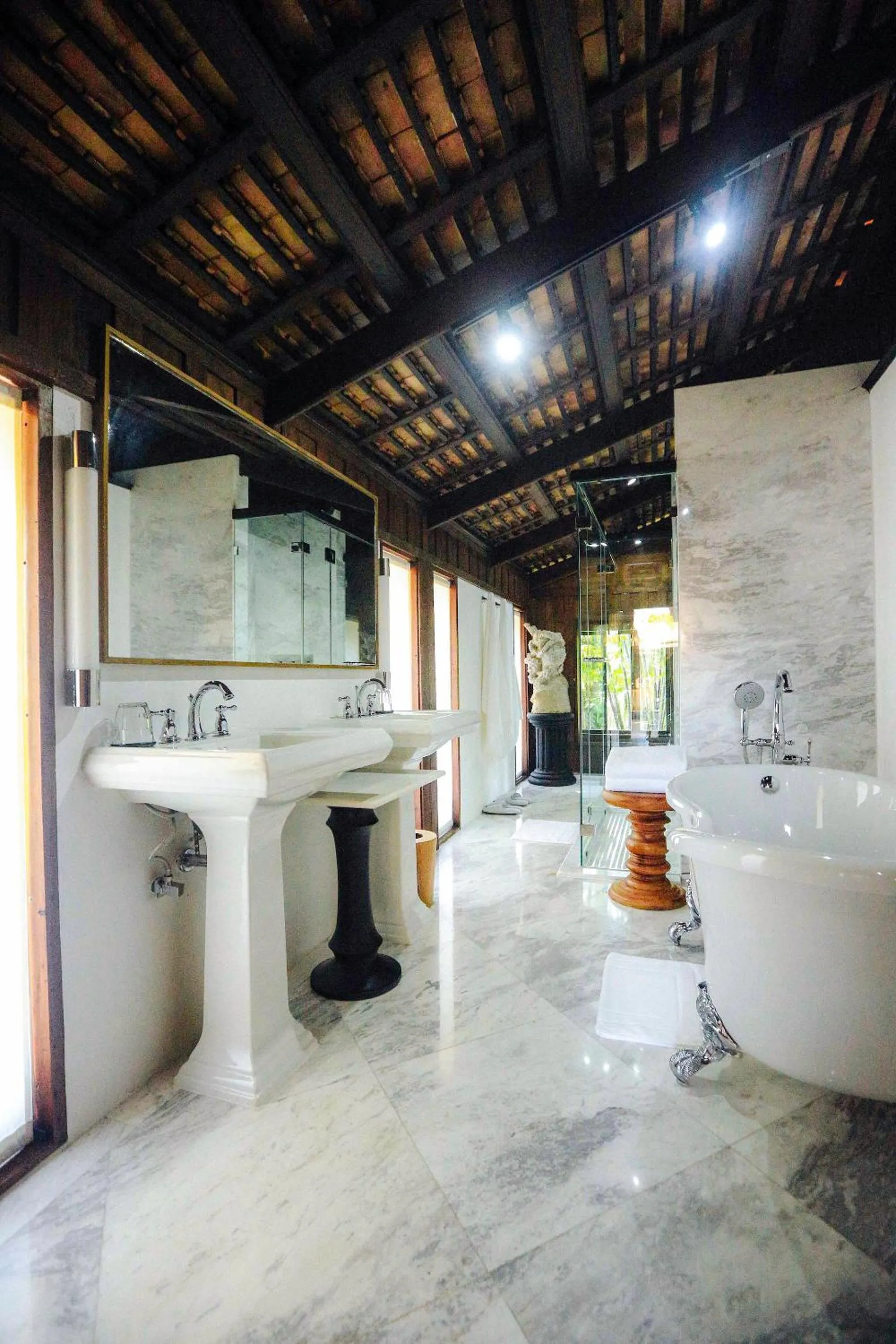 Shower in Villa Mahabhirom