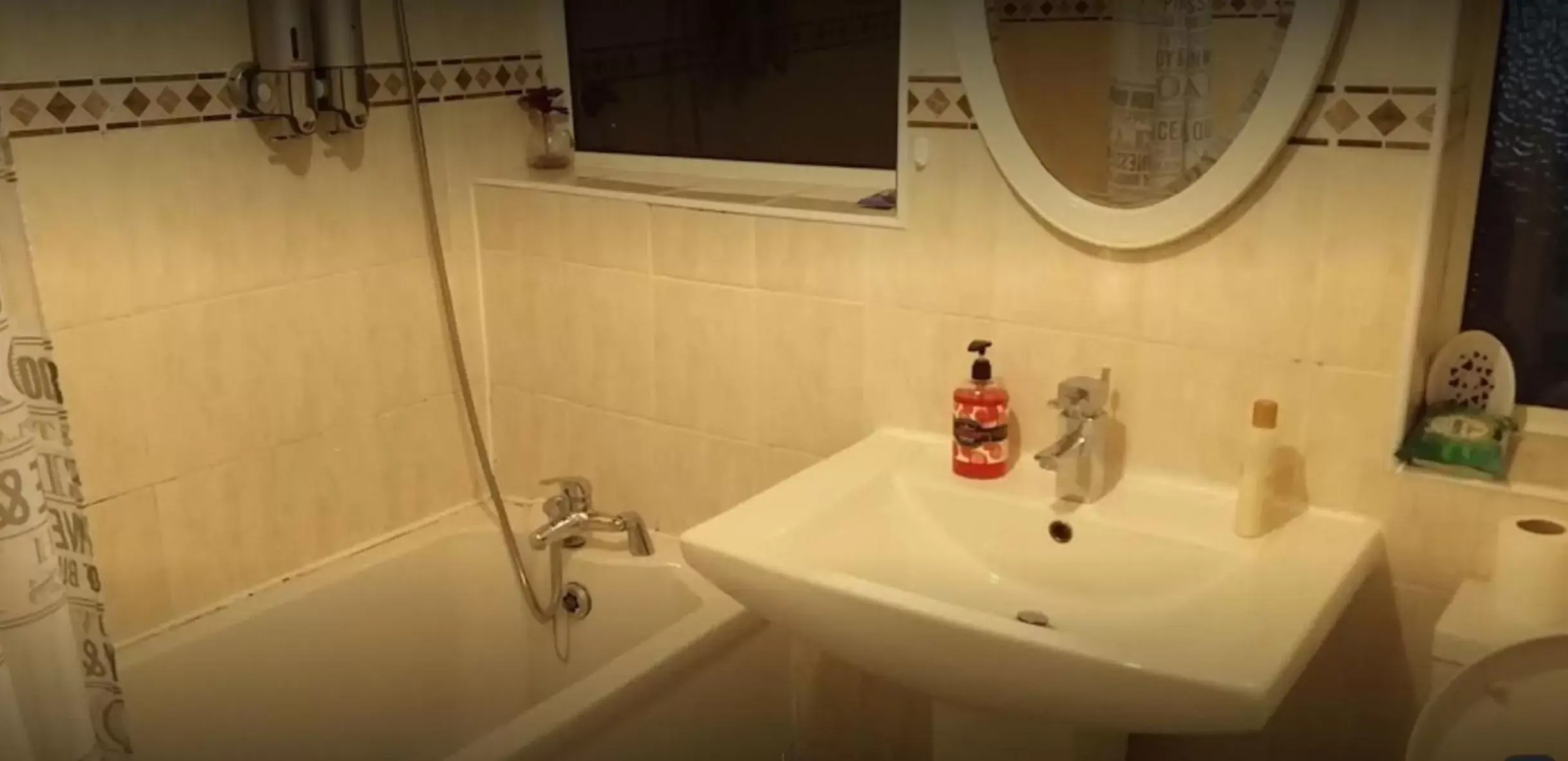 Area and facilities, Bathroom in Old Trafford Guest House
