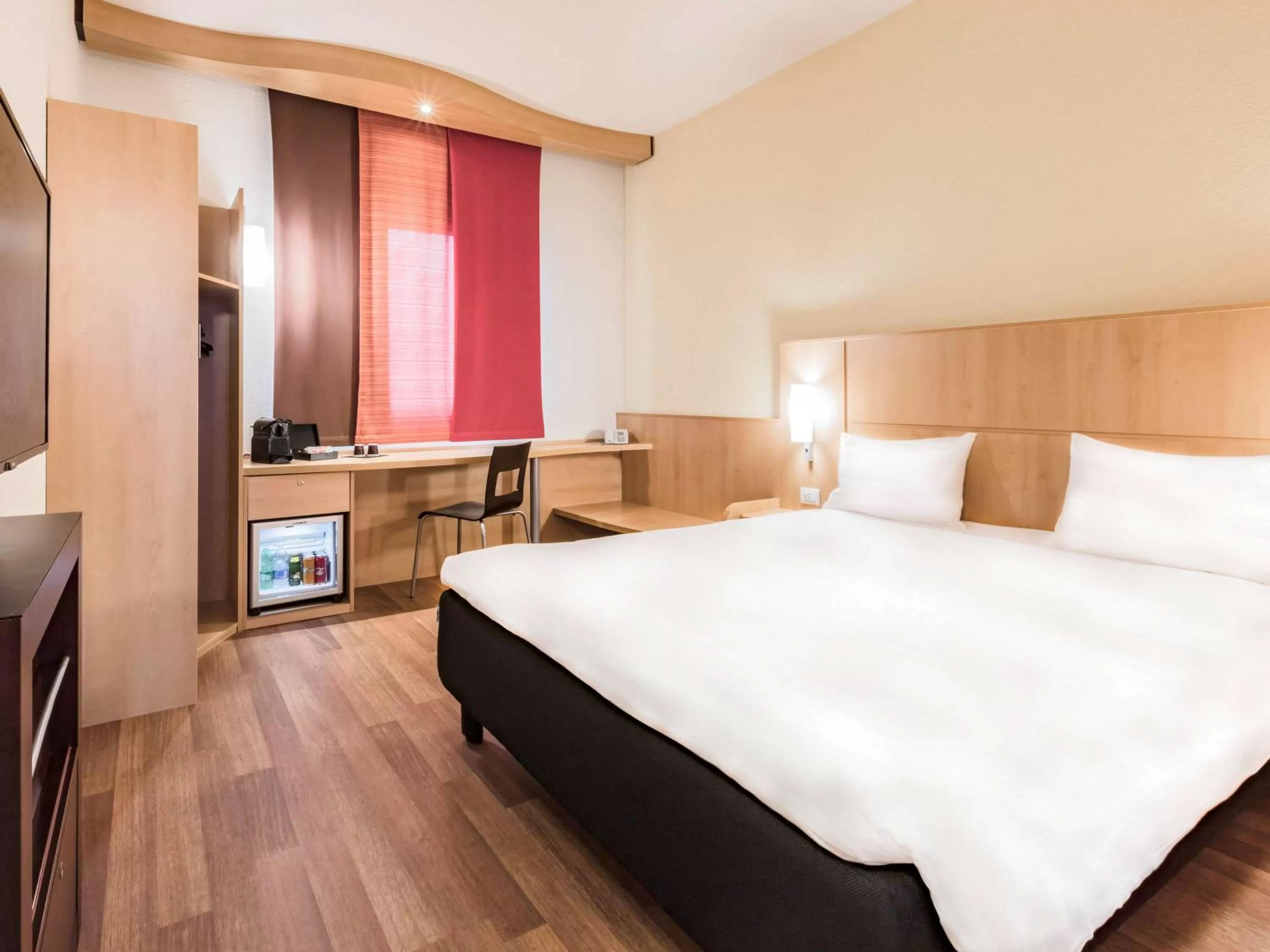 Photo of the whole room, Bed in Hotel Ibis Milano Malpensa