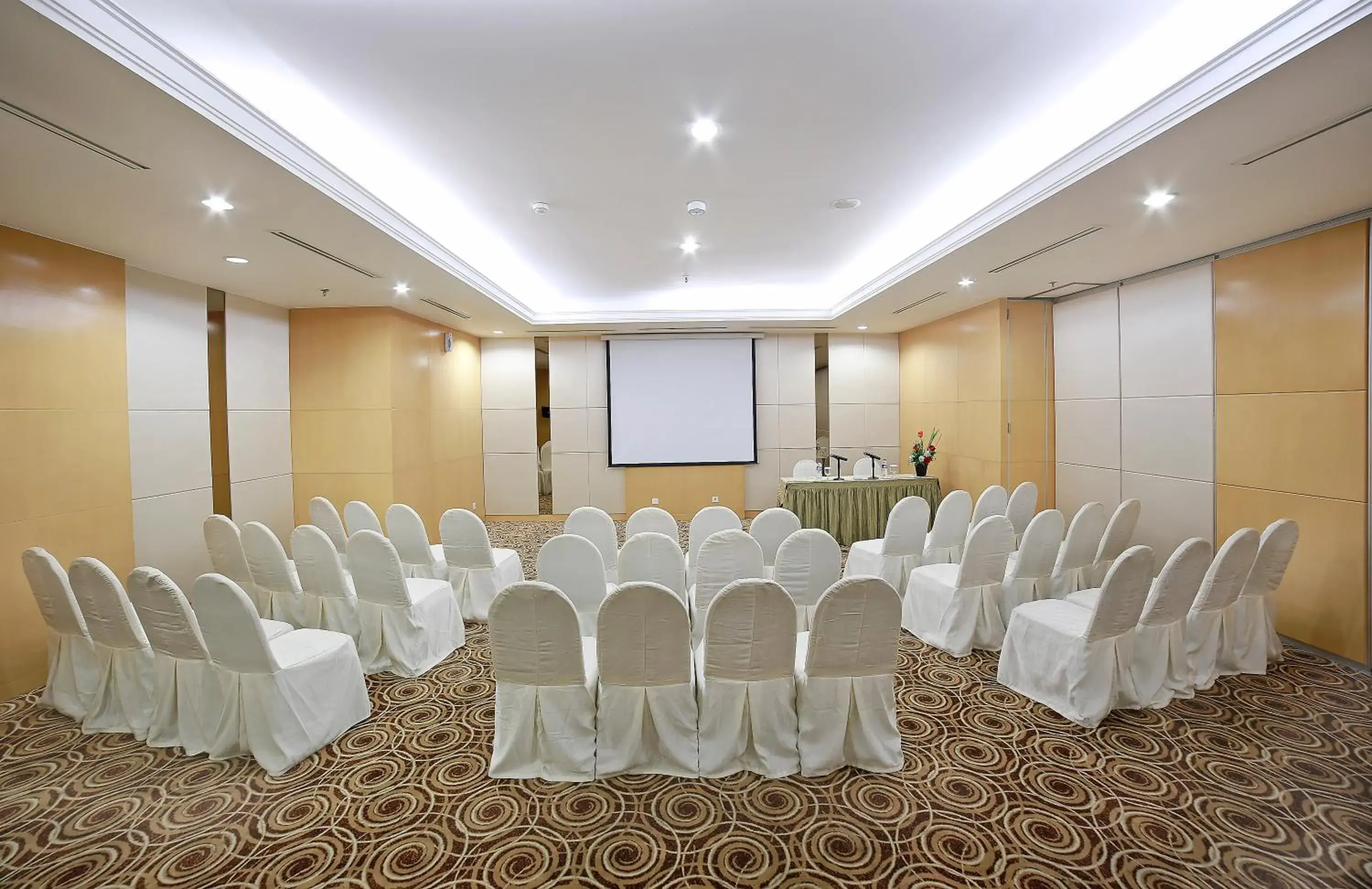 Meeting/conference room in All Sedayu Hotel Kelapa Gading