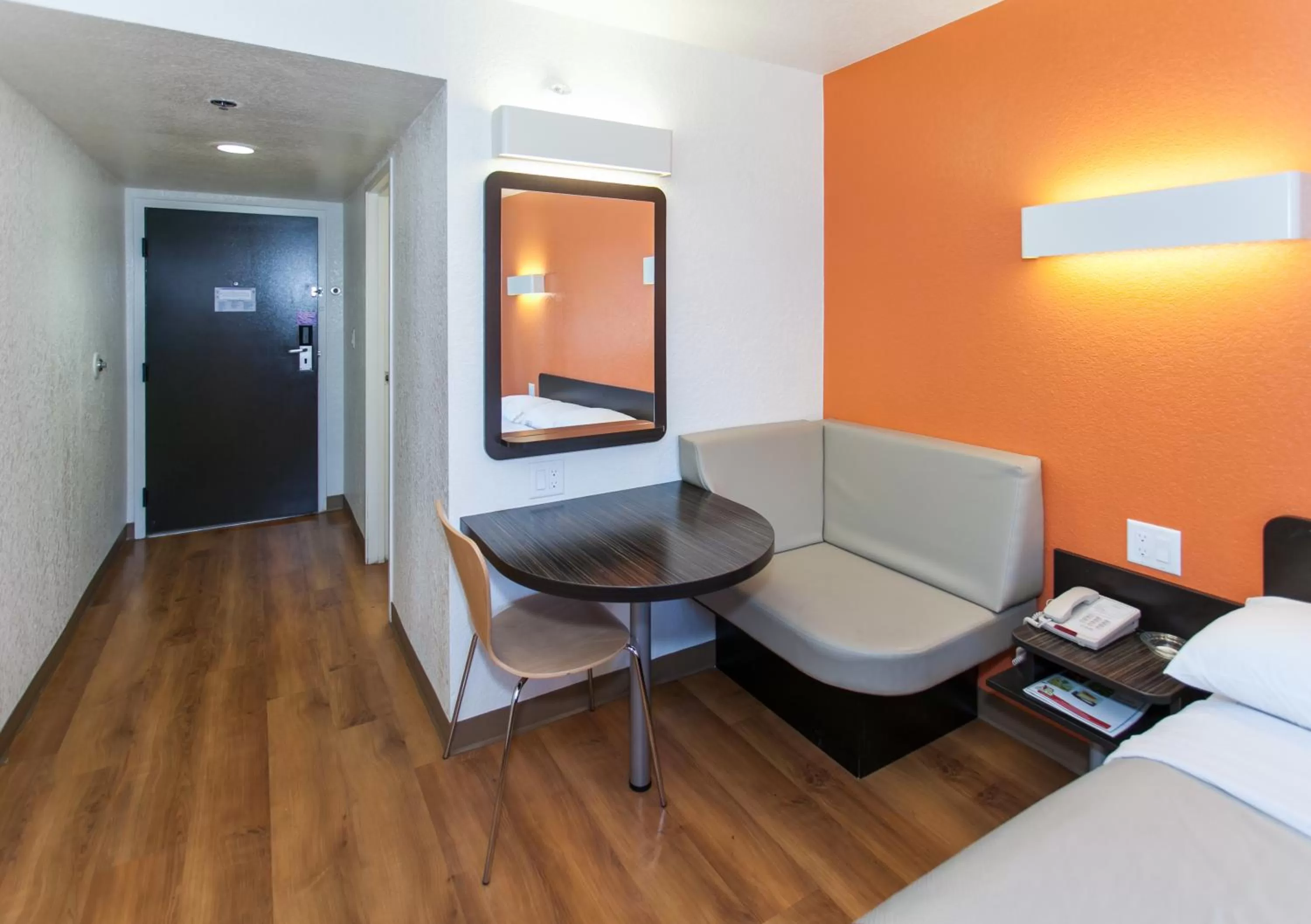 Seating area in Motel 6-Los Angeles, CA - Los Angeles - LAX