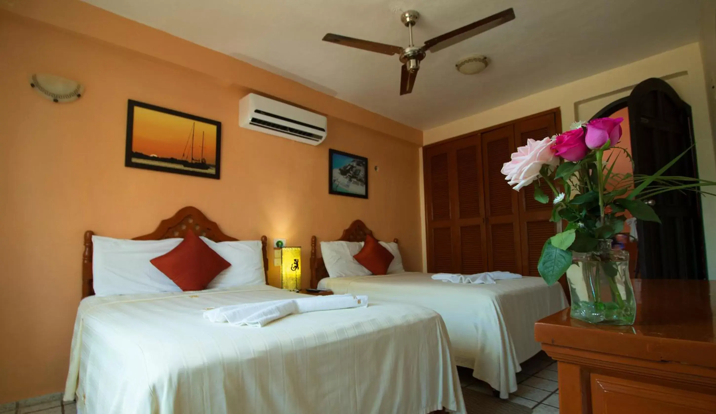 Photo of the whole room, Room Photo in Hotel Bucaneros Isla Mujeres