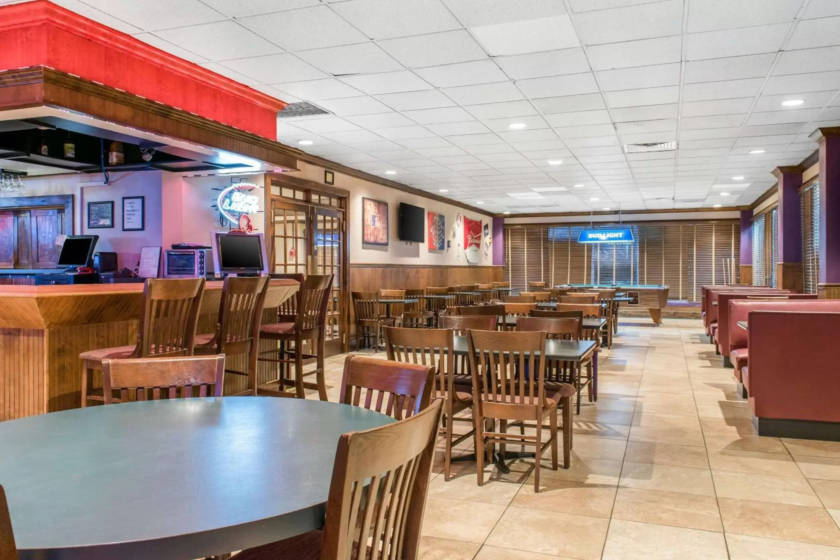 Restaurant/Places to Eat in Clarion Inn Dayton Airport