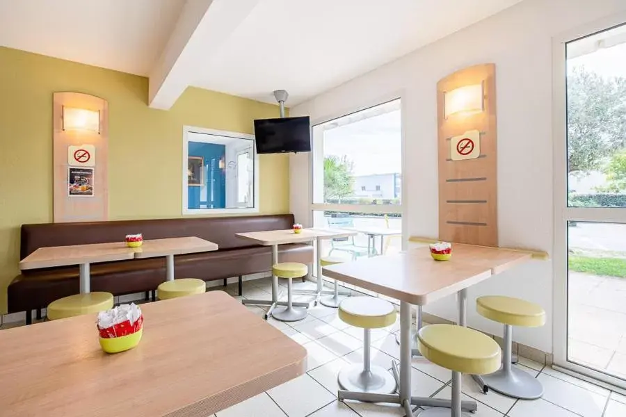 Breakfast, Dining Area in ibis budget Carcassonne Aéroport - A61