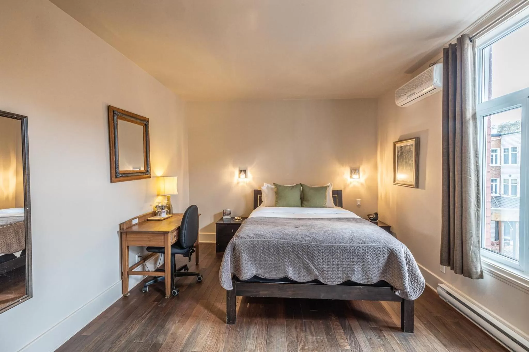 Queen Bedroom #4 in Petit Hôtel - Café Krieghoff