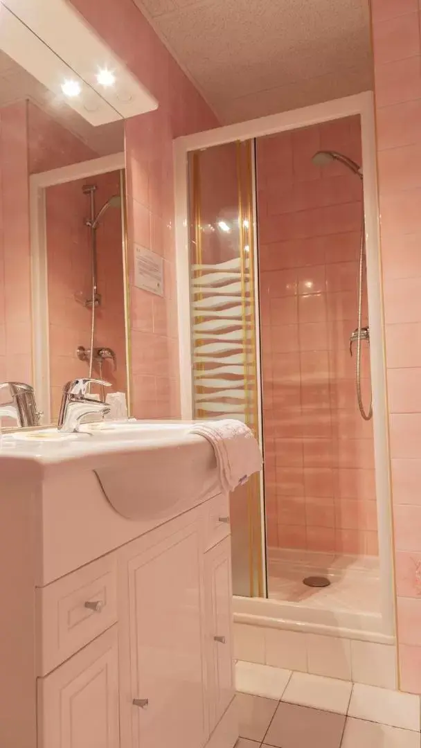 Bathroom in Grand Hôtel Bénodet Les Bains de Mer Riviera Bretonne