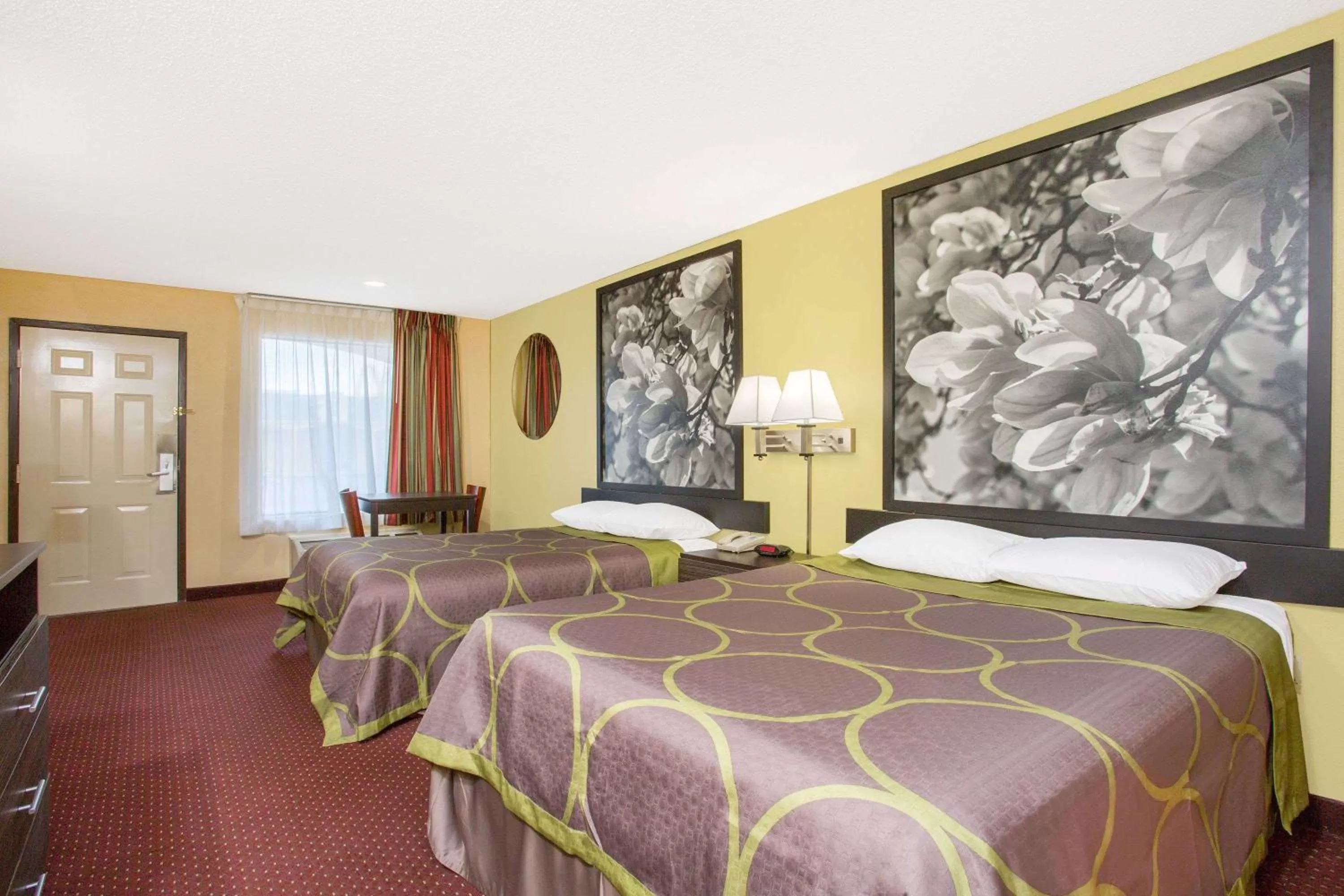 Photo of the whole room, Bed in Super 8 by Wyndham Sumter