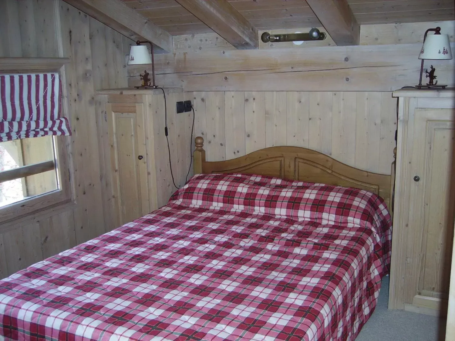 Photo of the whole room, Bed in Chalets de Julie