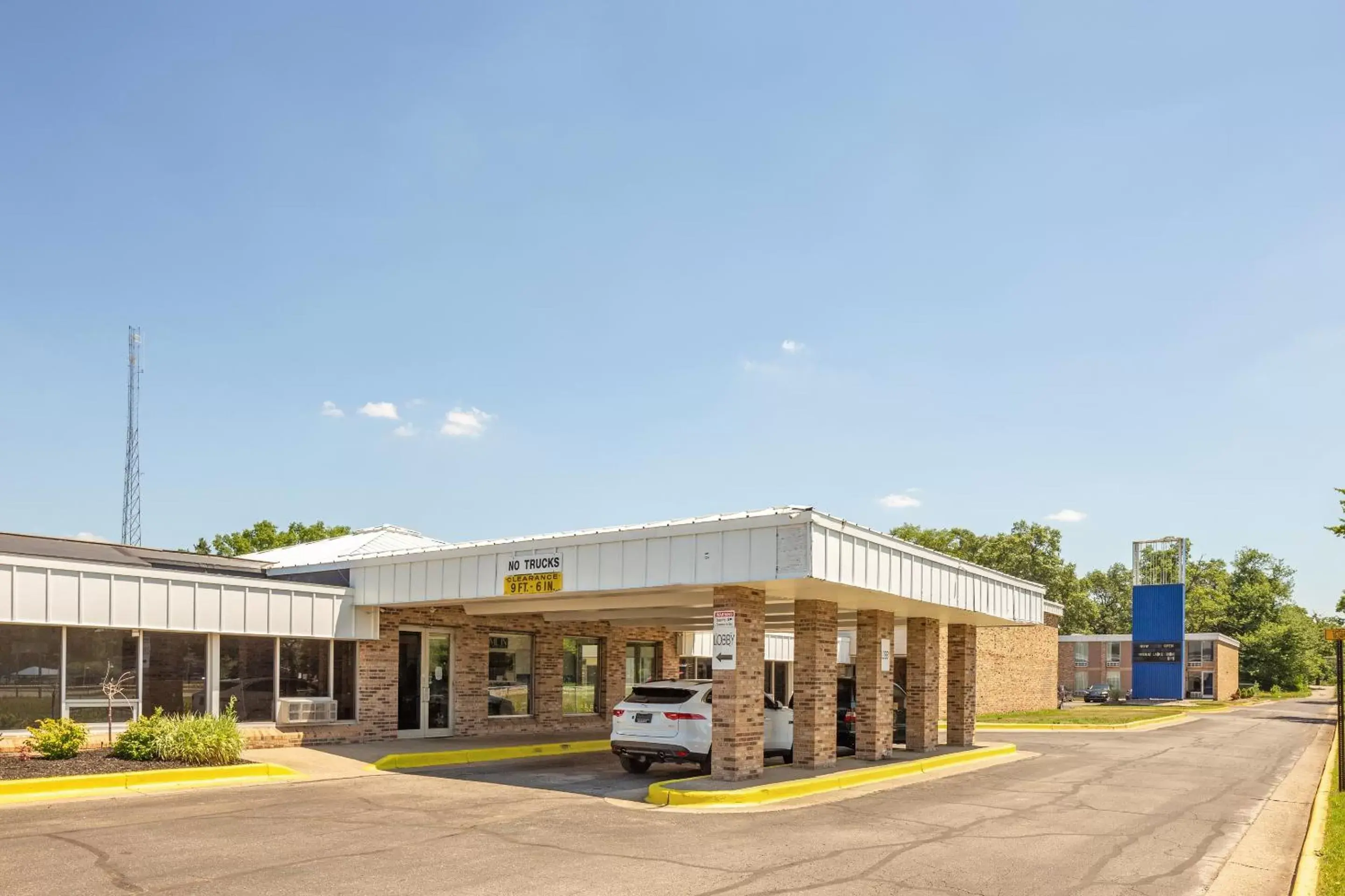 Facade/entrance, Property Building in OYO Hotel Mona Lake Muskegon