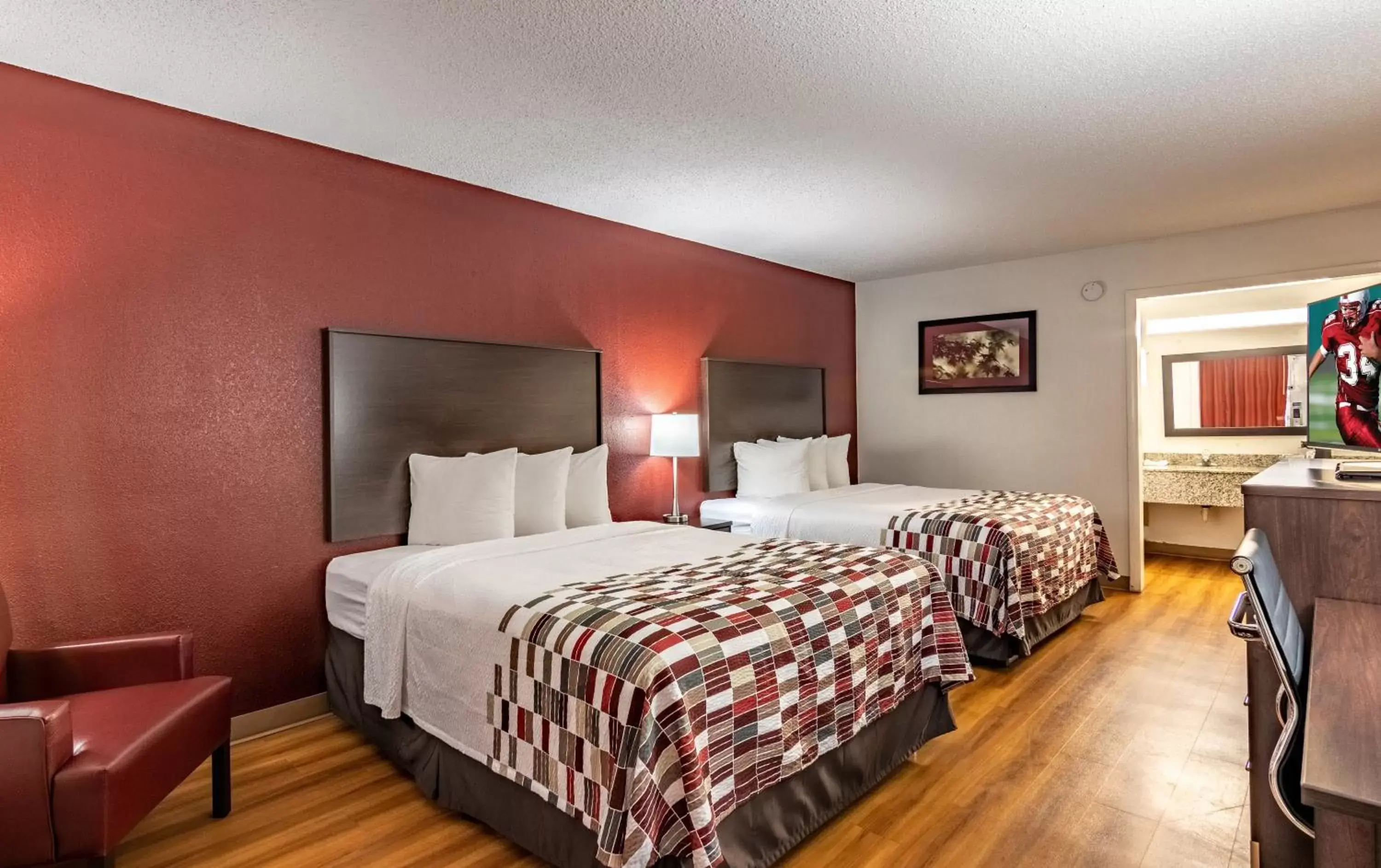 Photo of the whole room, Bed in Red Roof Inn Forsyth
