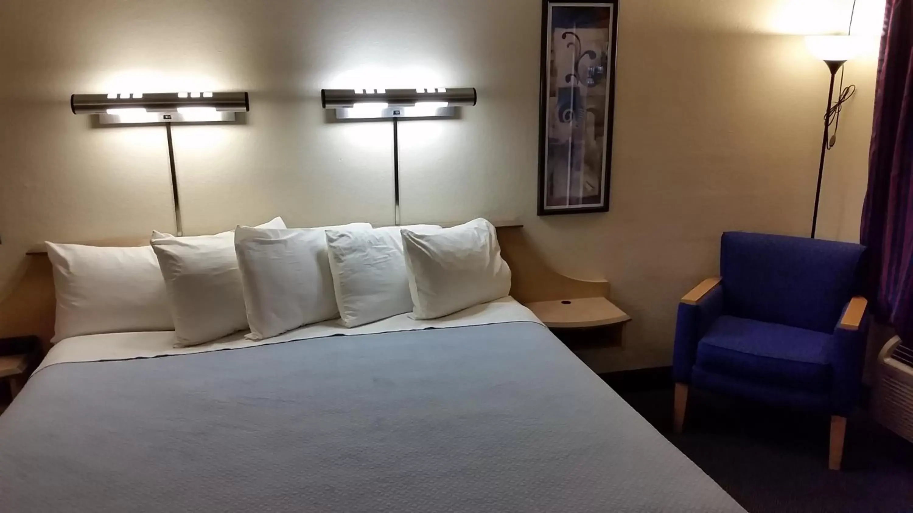 Photo of the whole room, Bed in Days Inn by Wyndham Buena Park