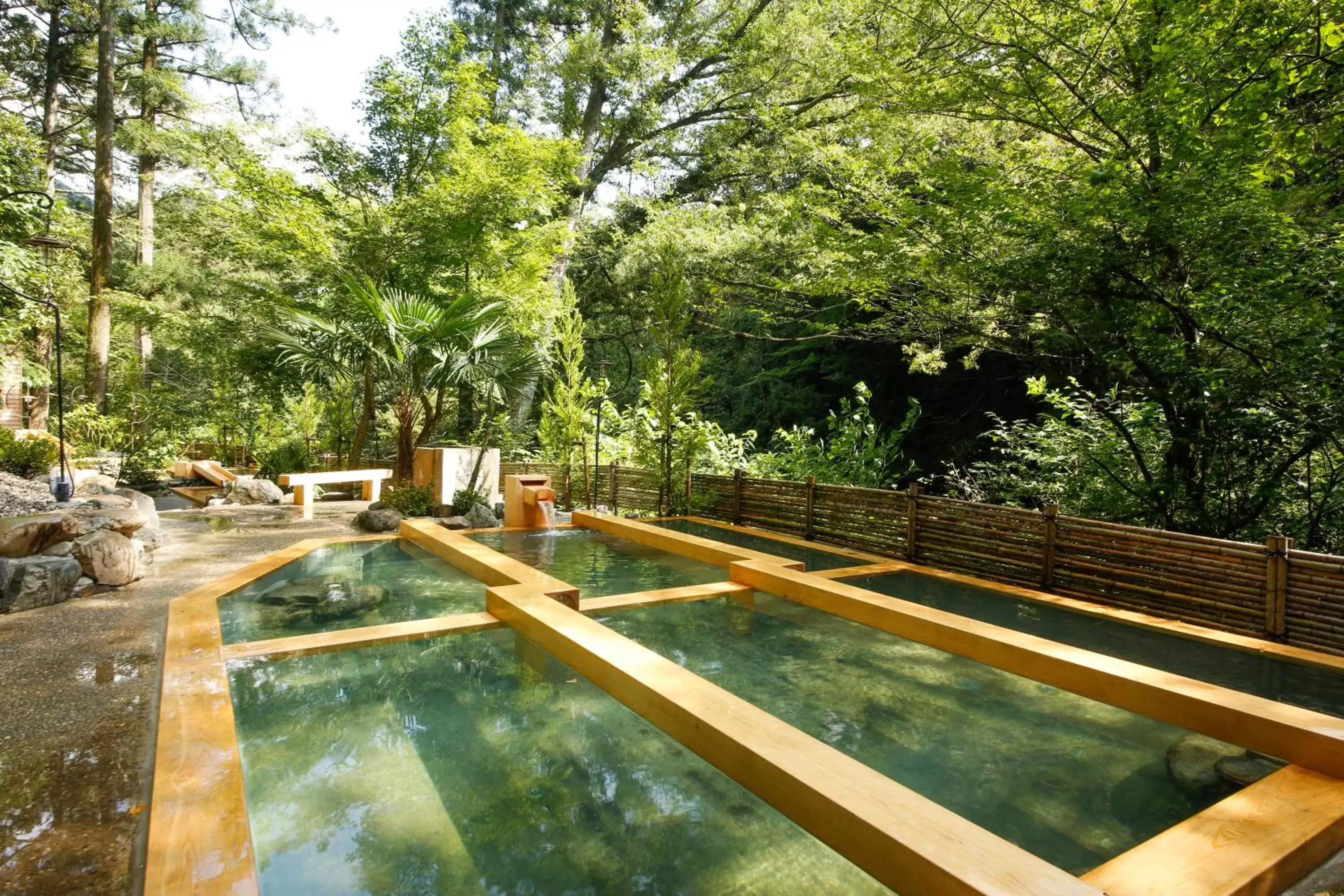 Hot Spring Bath, Swimming Pool in Yamanaka Onsen Hanatsubaki                                                 