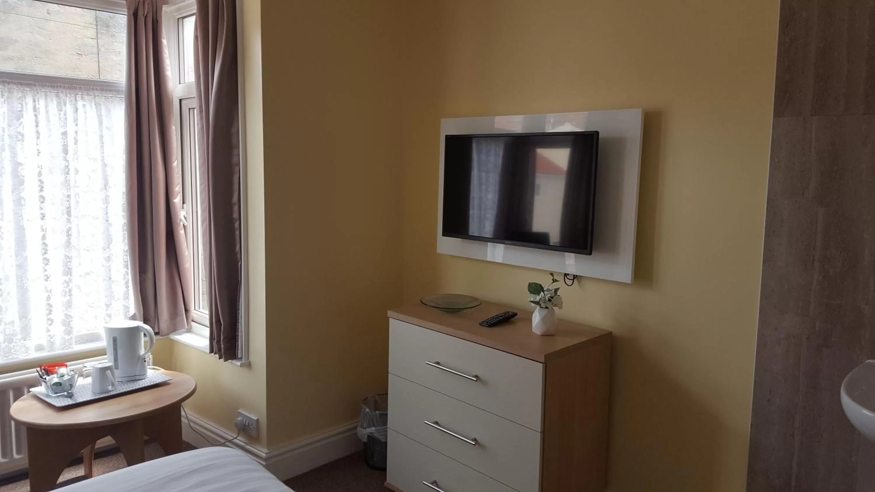 TV and multimedia, TV/Entertainment Center in The Beacon Hotel