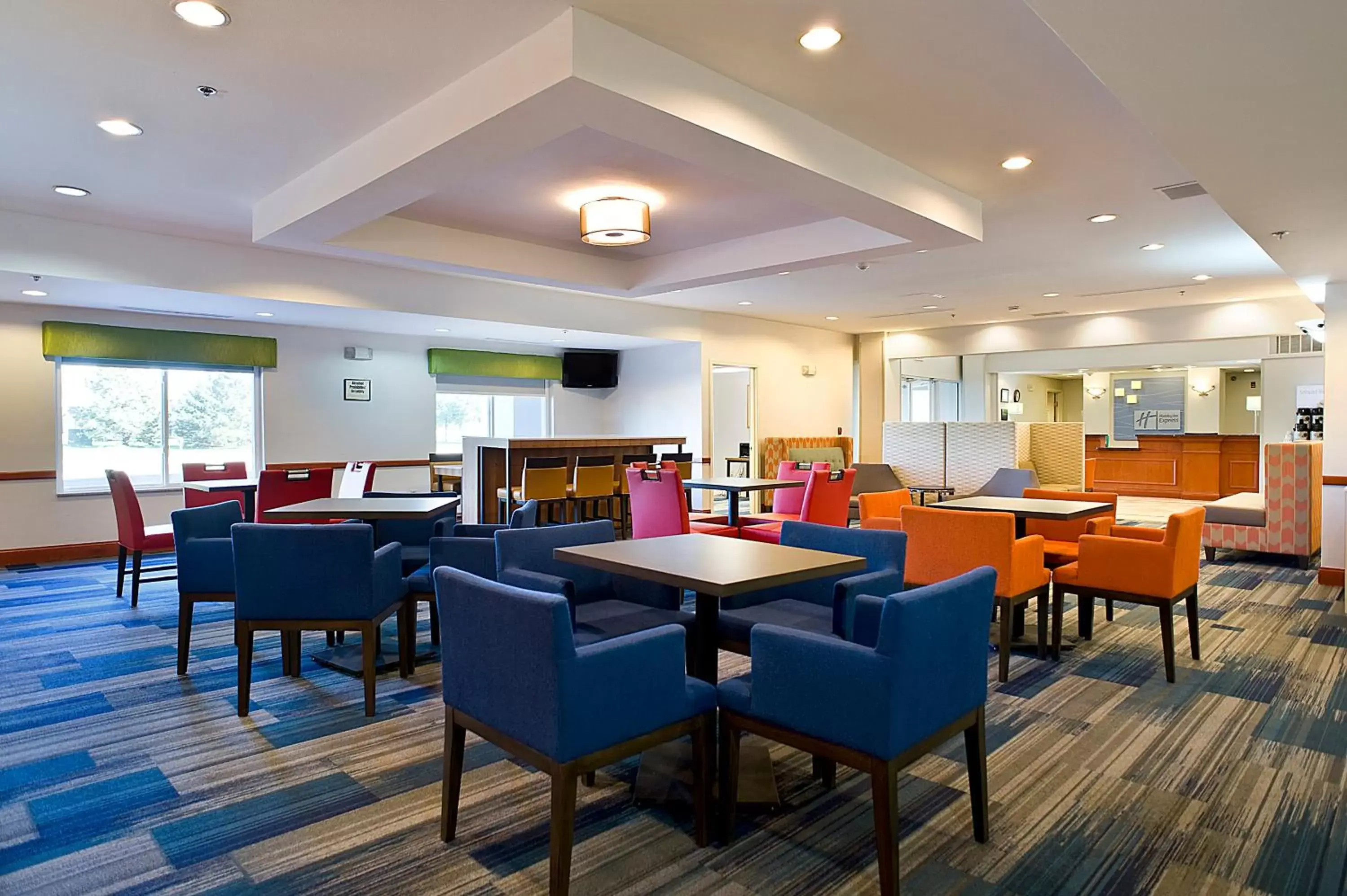 Breakfast, Restaurant/Places to Eat in Holiday Inn Express & Suites Vermillion, an IHG Hotel