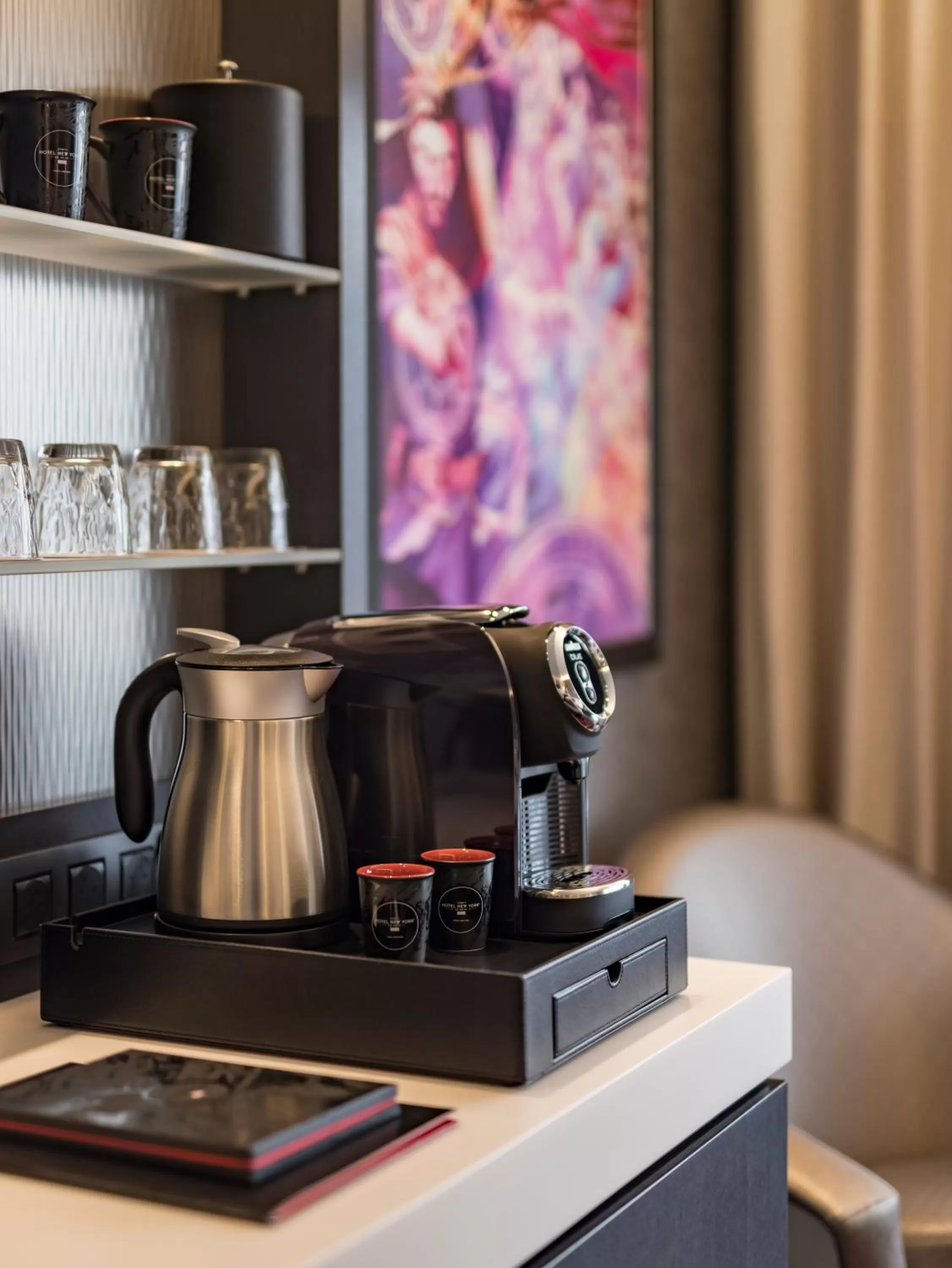 Coffee/tea facilities in Disney Hotel New York - The Art of Marvel